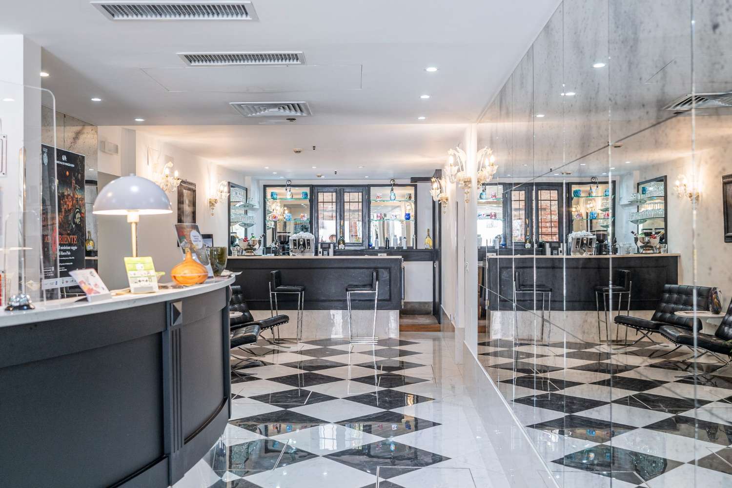 Bar con elementi di arredo di design a Venezia