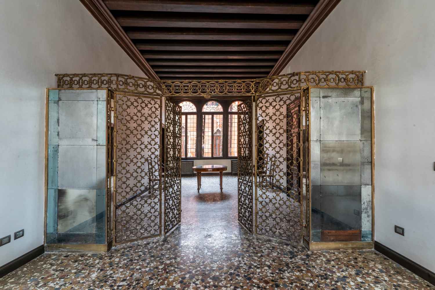 Stanza con inferriata divisoria dotata di porta a Venezia