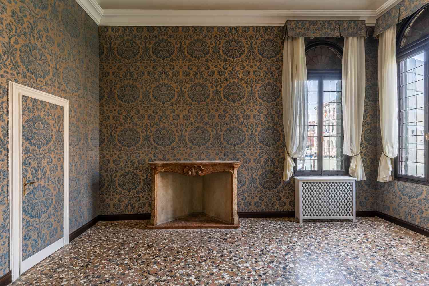 Stanza con porta mimetizzata dalla carta da parati a Venezia