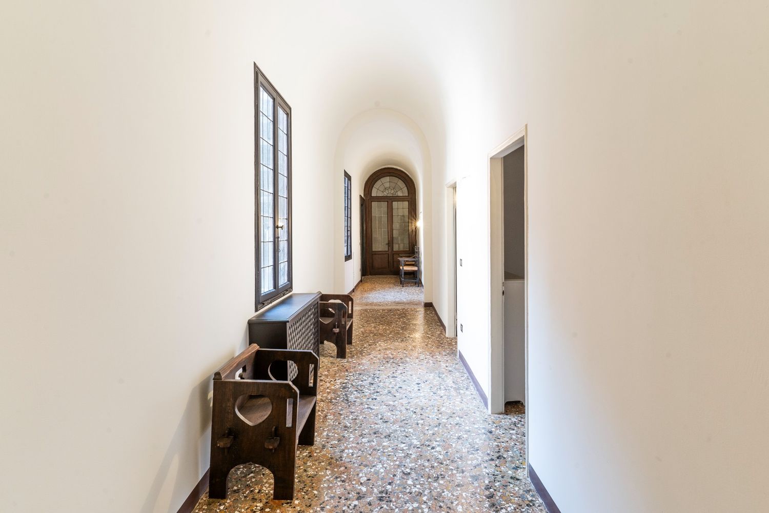 Corridoio con pavimento in terrazzo alla veneziana e affaccio su Canal Grande a Venezia