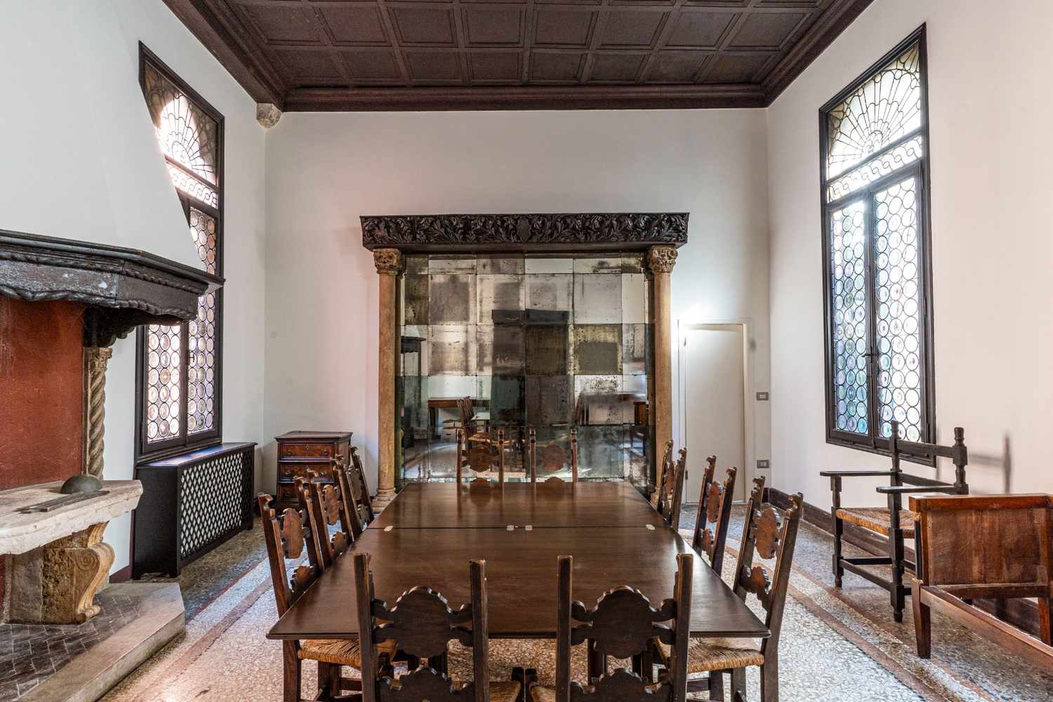Sala da pranzo con specchio in argento affaccio su Canal Grande a Venezia