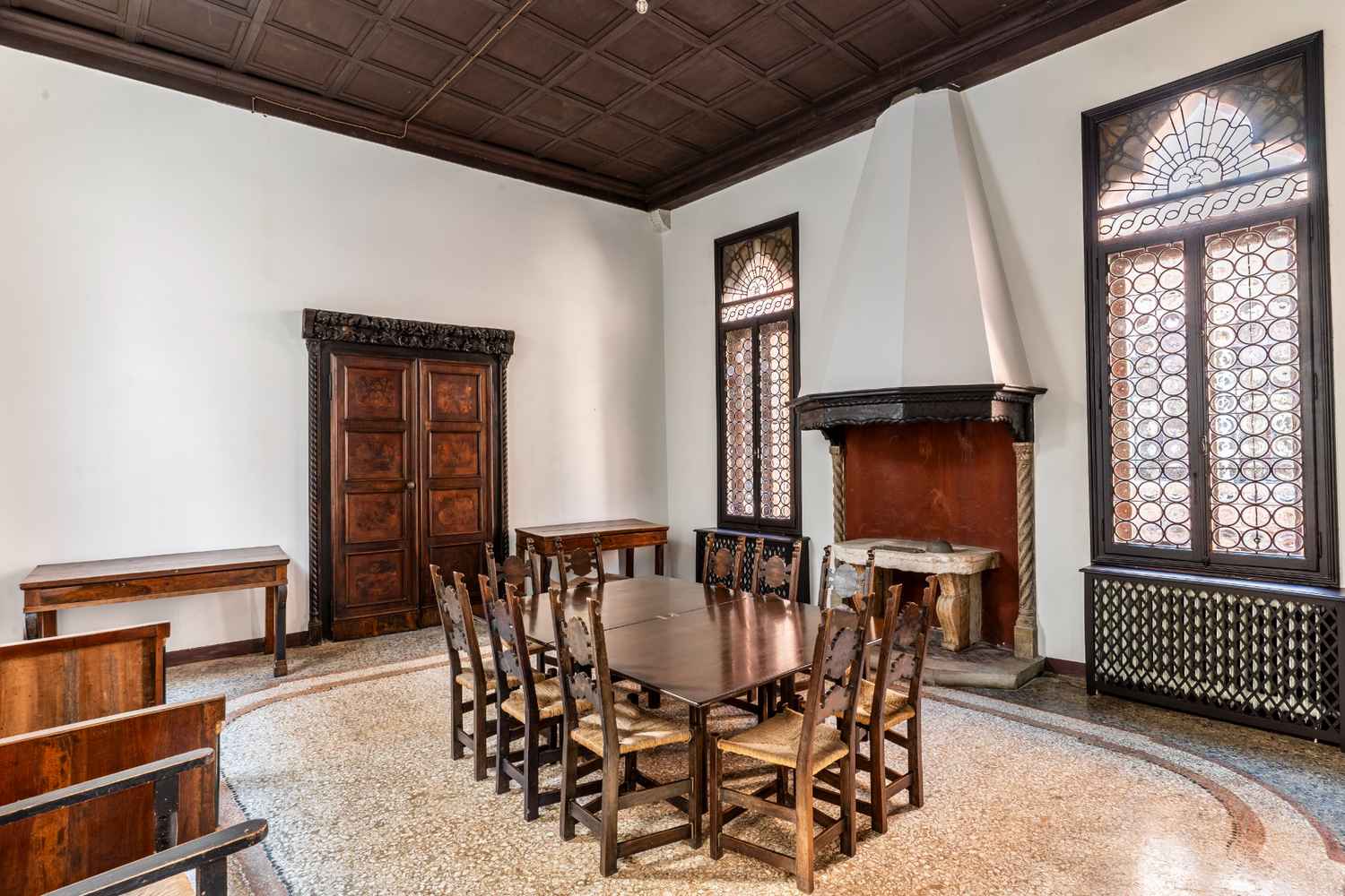 Sala da pranzo con soffitto cassettonato e affaccio su Canal Grande a Venezia
