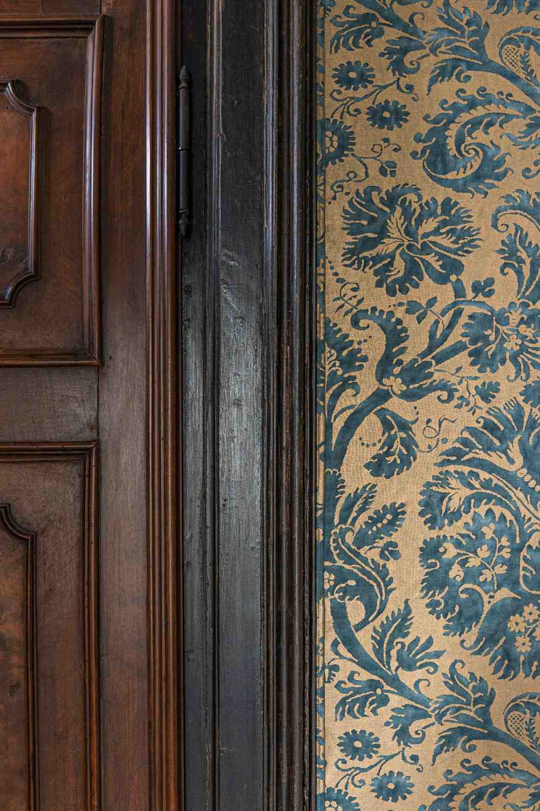 Porta in legno di ... e inserti in radica di Noce a Venezia