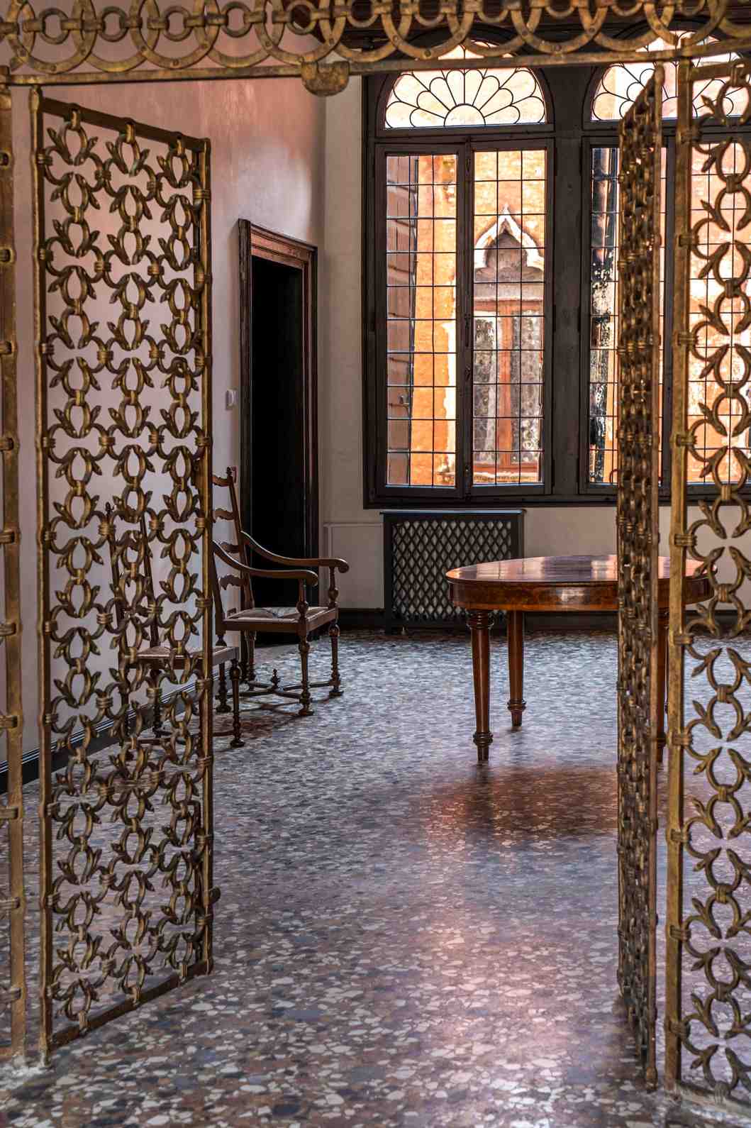 Stanza con inferriata divisoria dotata di porta a Venezia
