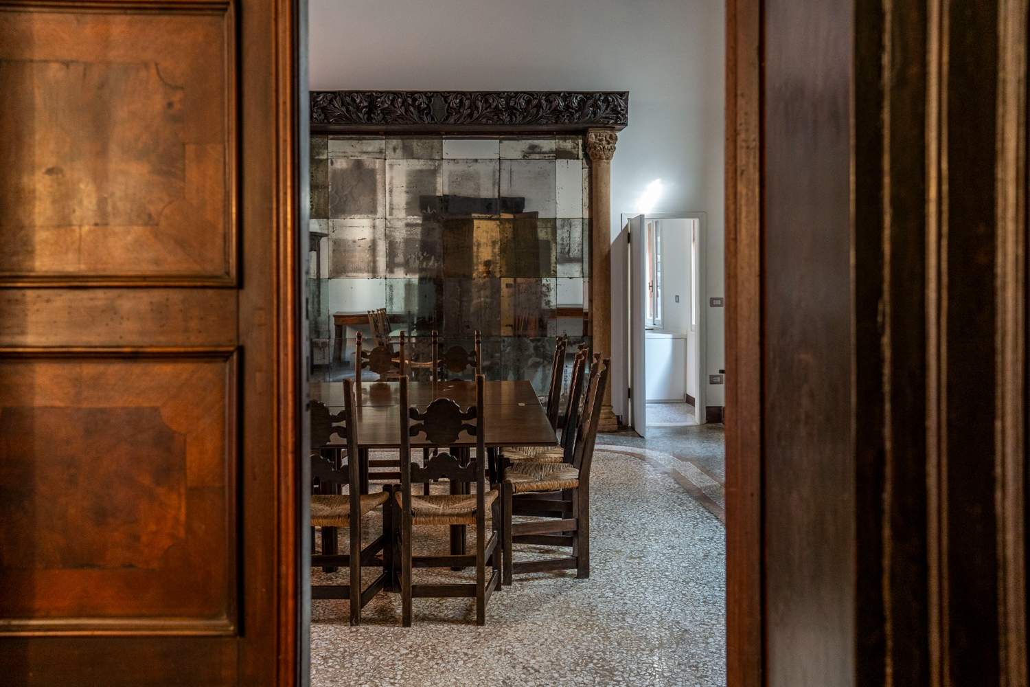 Sala da pranzo con specchio in argento affaccio su Canal Grande a Venezia