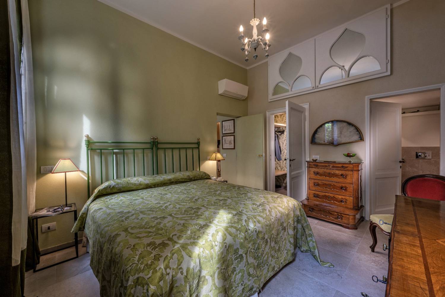 Camera da letto padronale con comò originali a Venezia