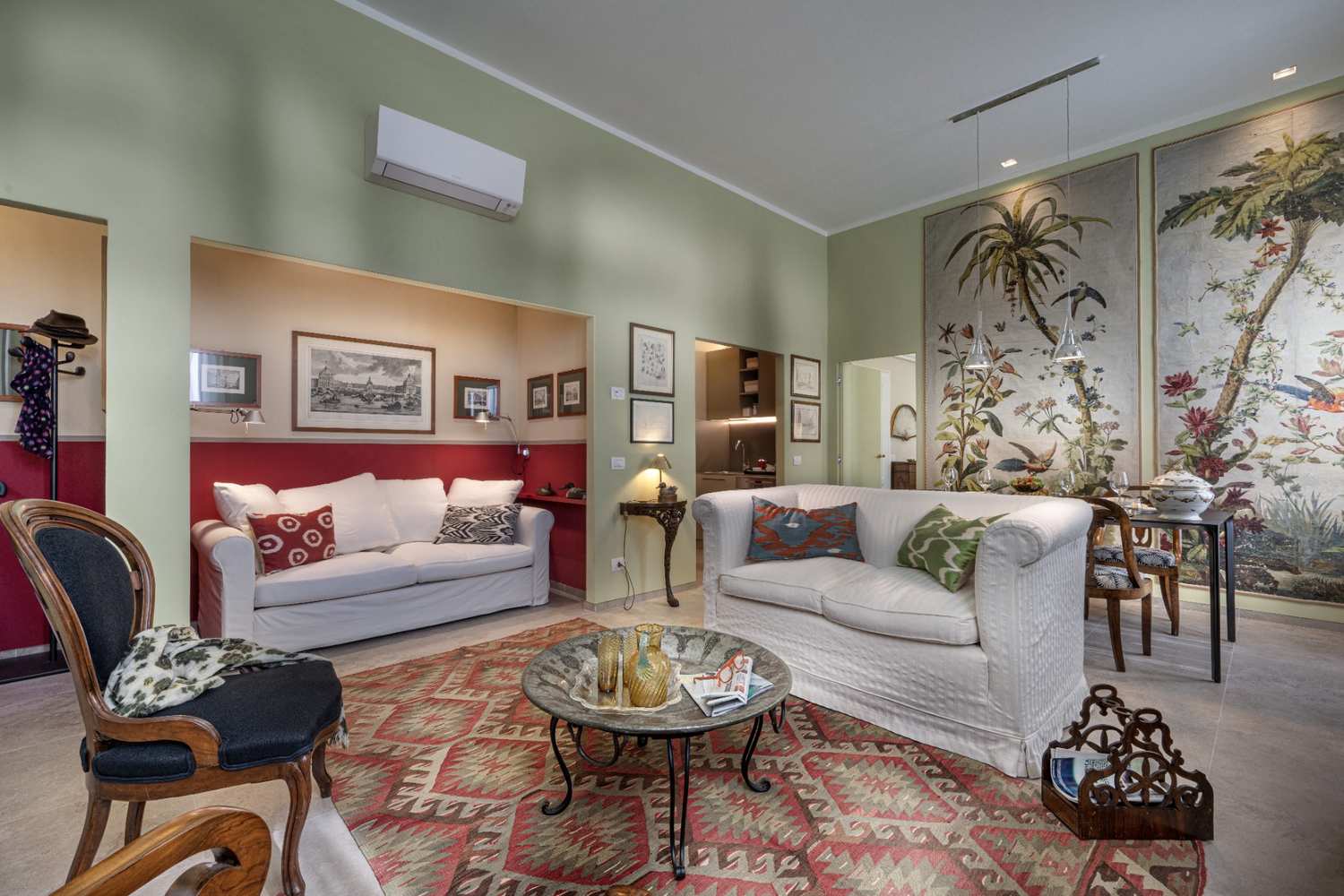 Sala da pranzo/salotto con elementi decorativi parietali esotici a Venezia