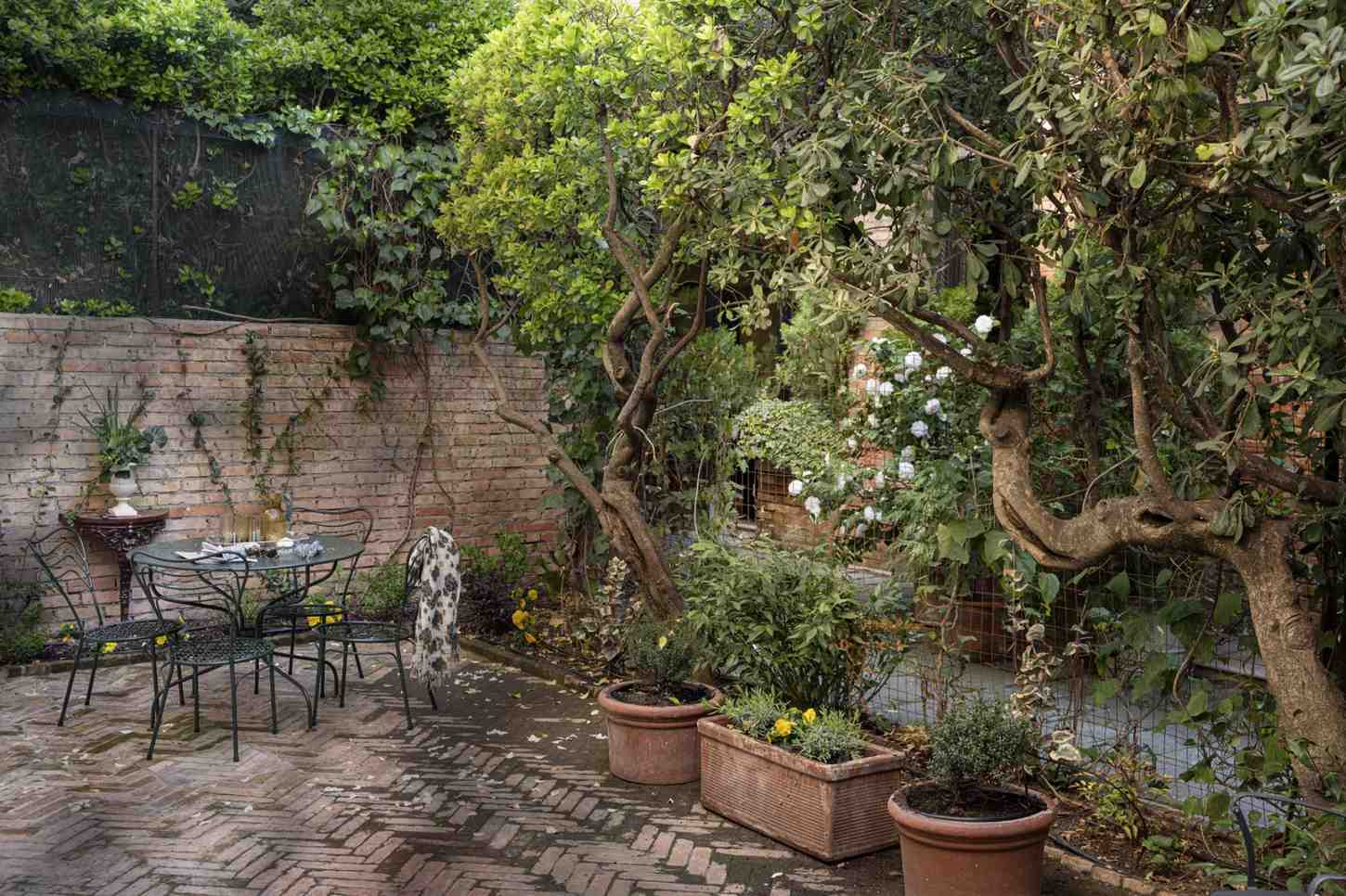 Giardino con pavimentazione in mattoni s spina di pesce a Venezia