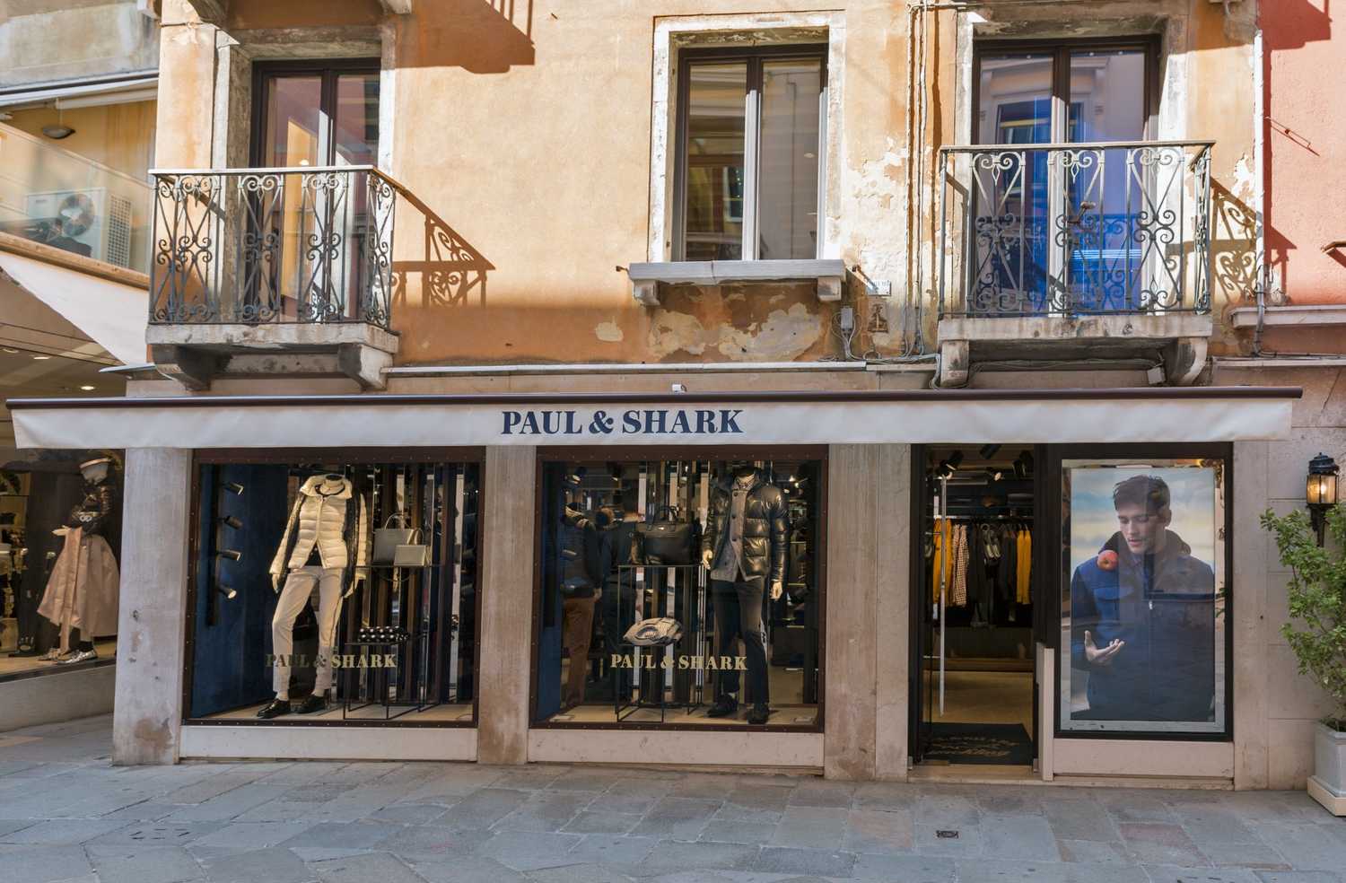 Ingresso negozio con vetrine a Venezia