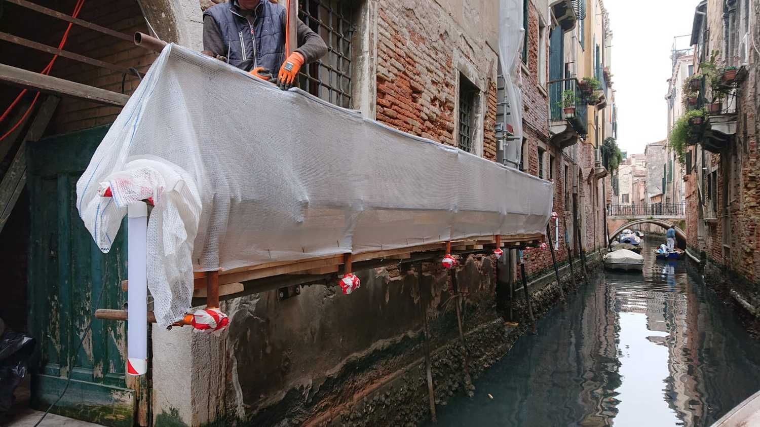 Ponteggi per facciata con affaccio sul rio a Venezia
