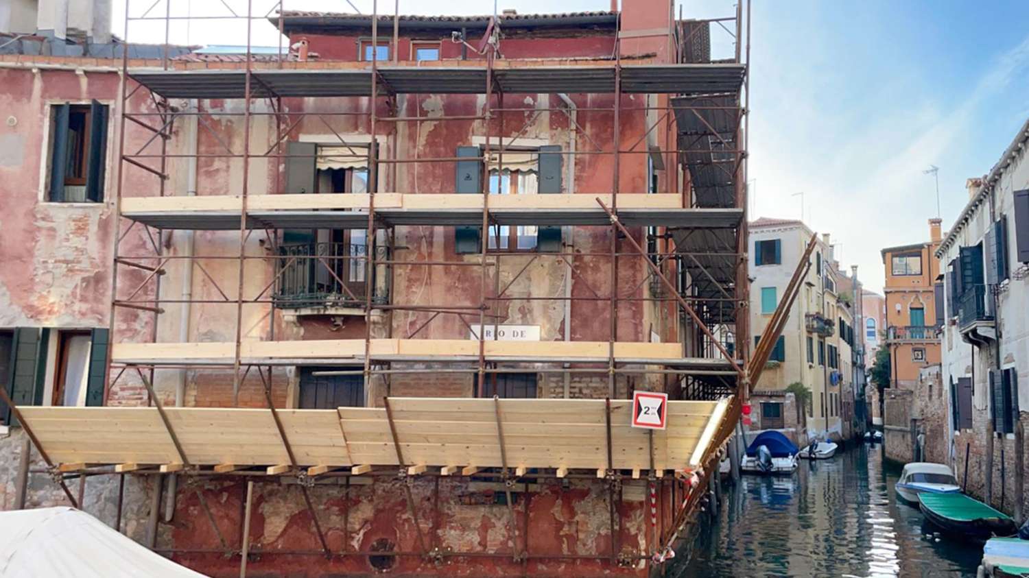 Ponteggi per facciate con affaccio sul rio a Venezia