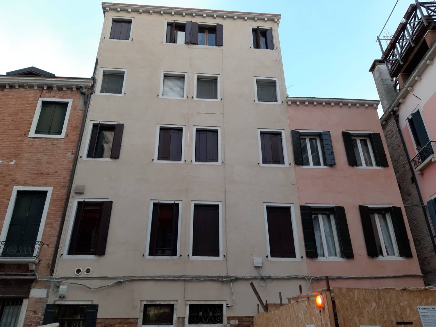 Facciata palazzo post-restauro a Venezia