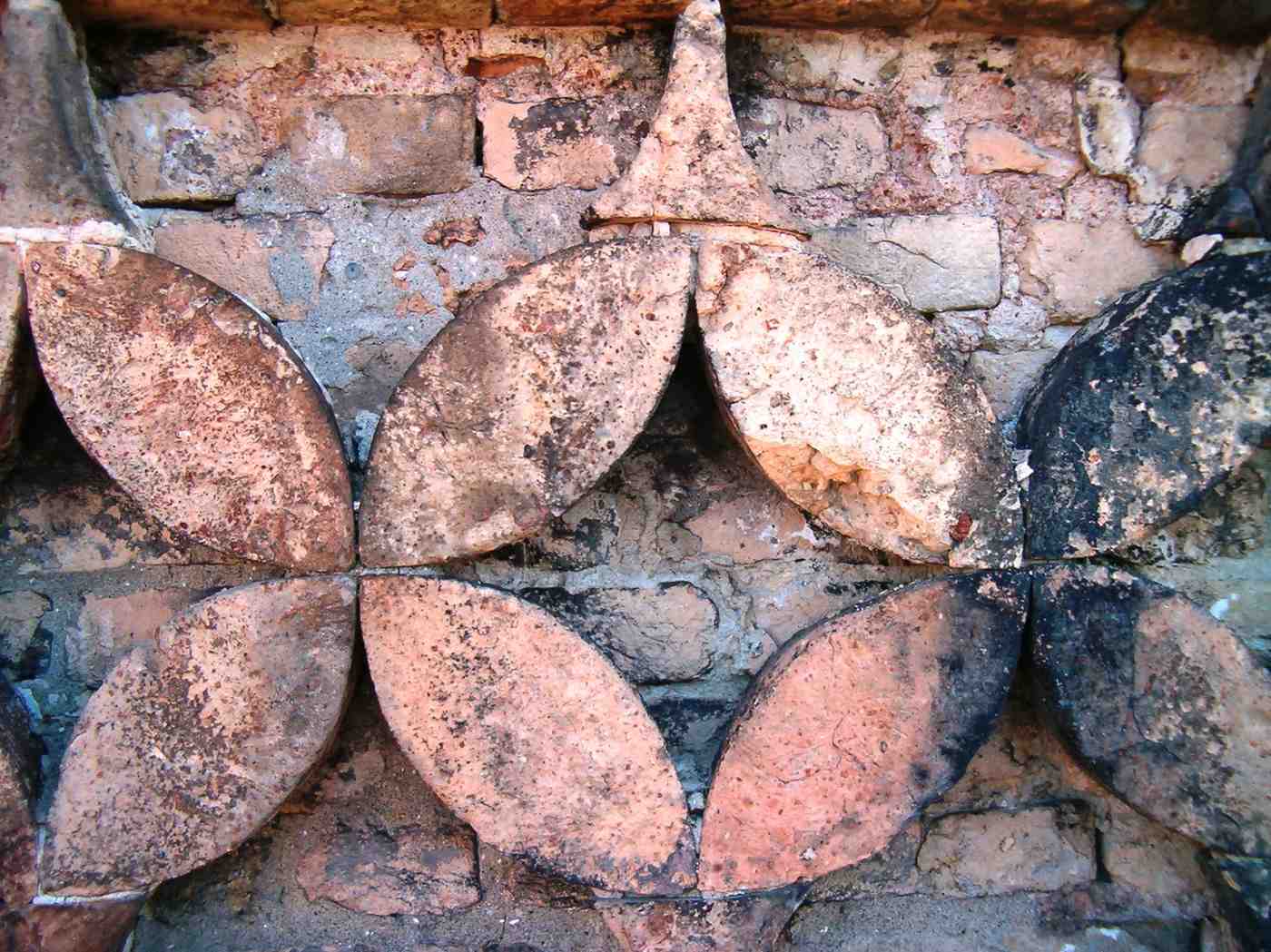 Decorazione in mattone di un campanile a Venezia