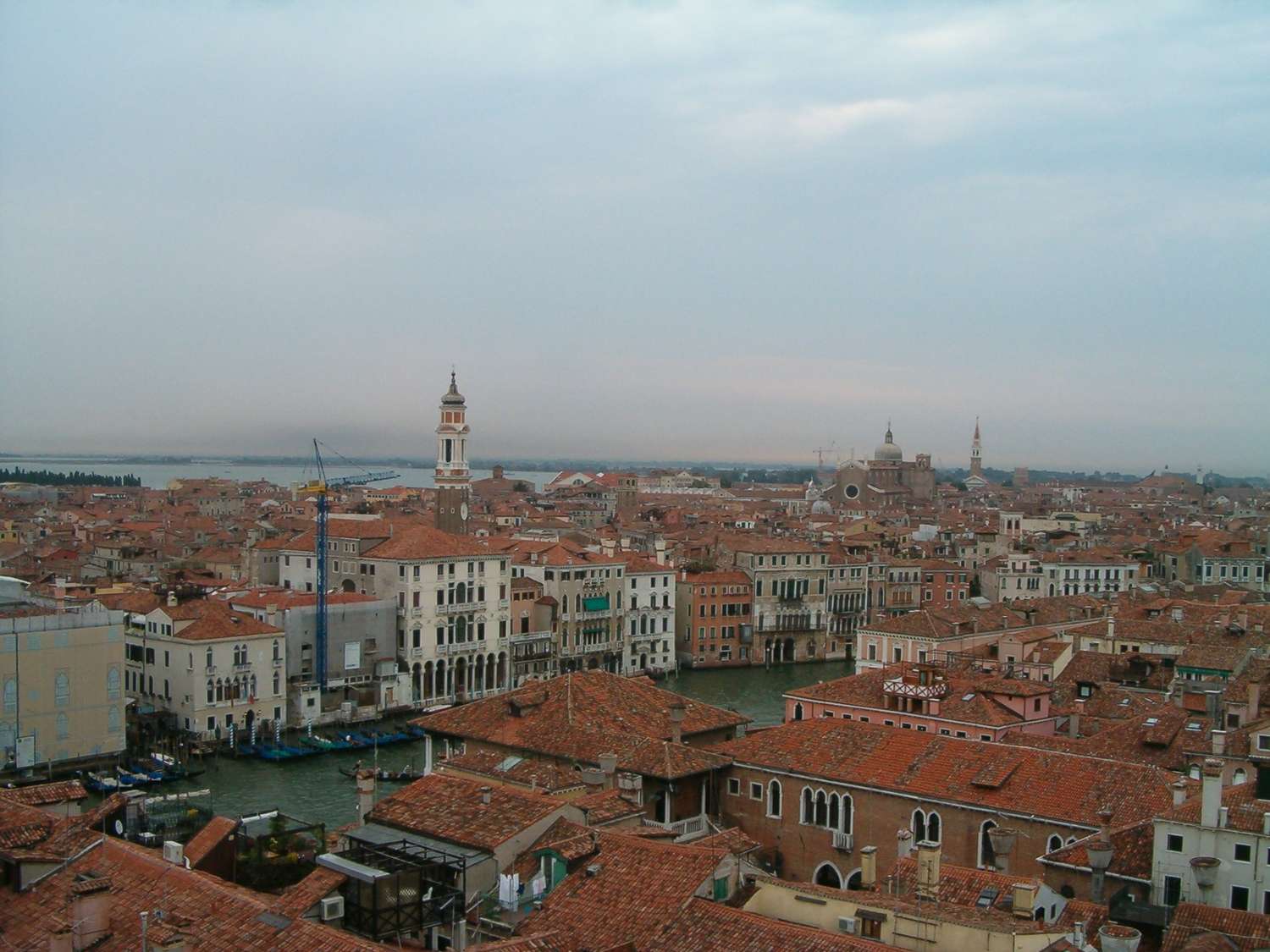 Vista da sopra il campanile a Venezia