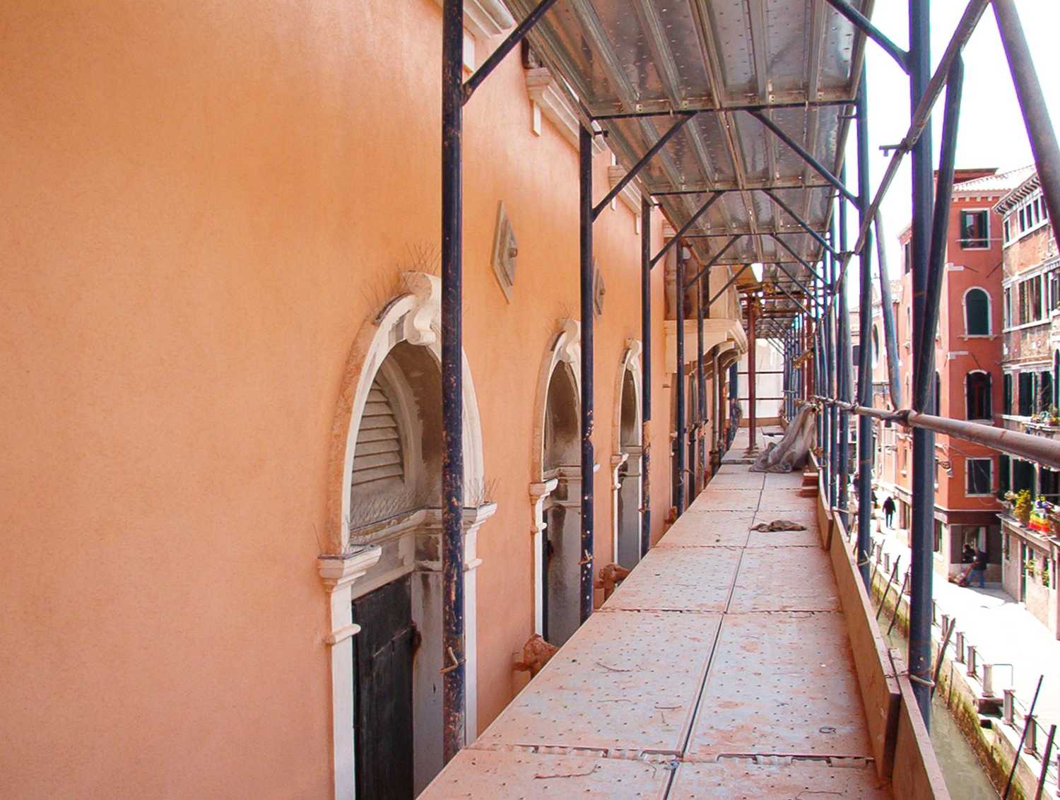 Ponteggi per restauro intonaci facciata palazzo a Venezia