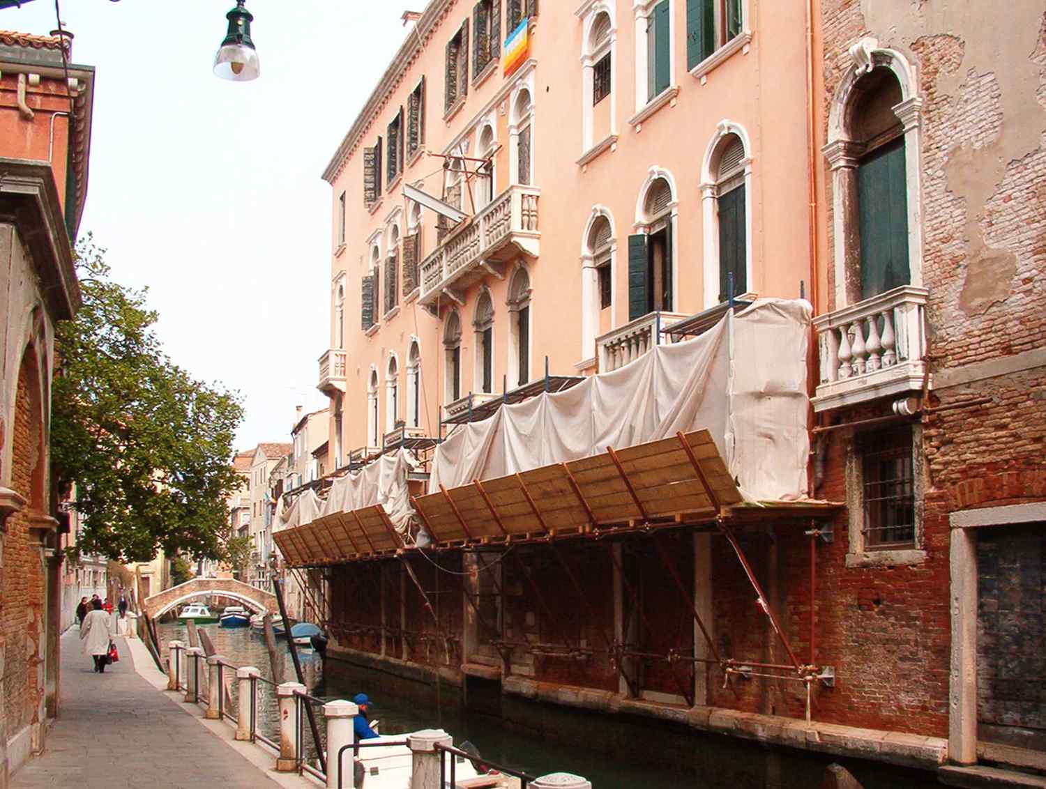 Ponteggi per facciate con affaccio su rio a Venezia