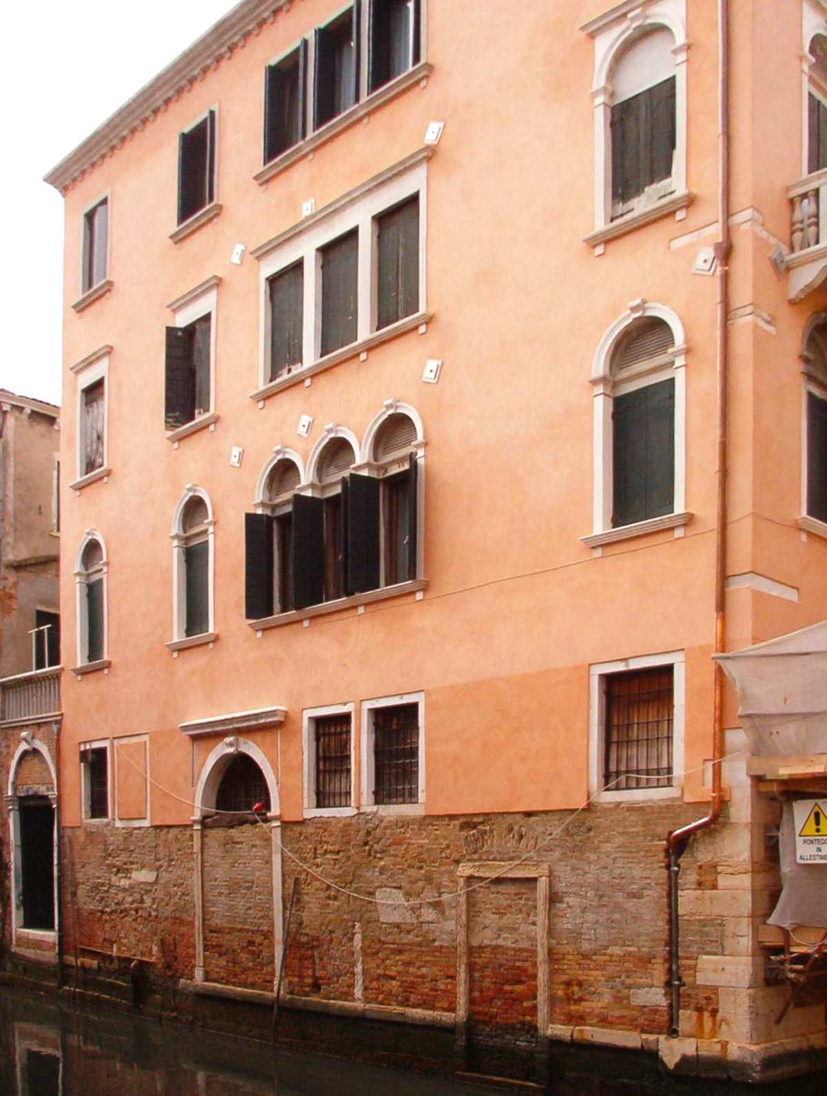 Facciata con intonaco restaurato a Venezia