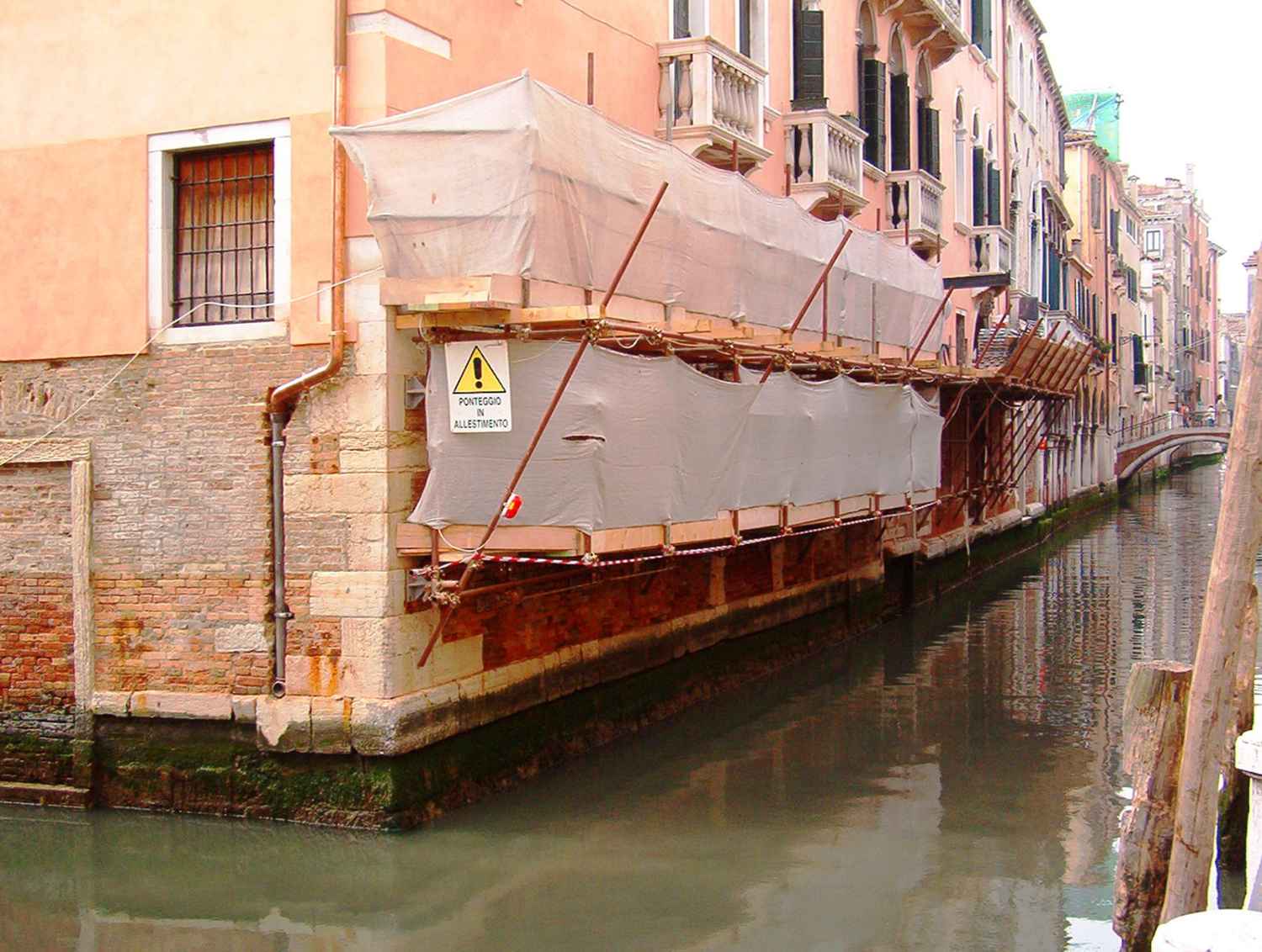 Ponteggi per facciate con affaccio su rio a Venezia
