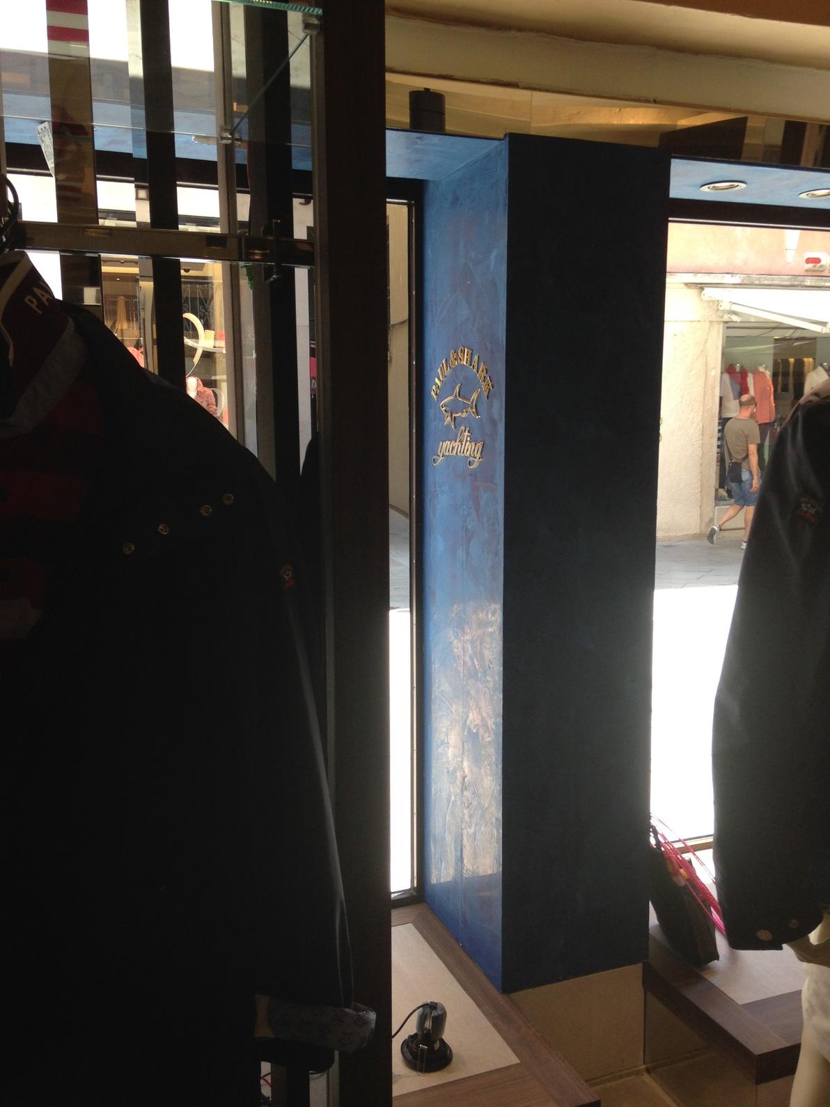 Vetrine con affaccio su Calle Larga XXII Marzo a Venezia