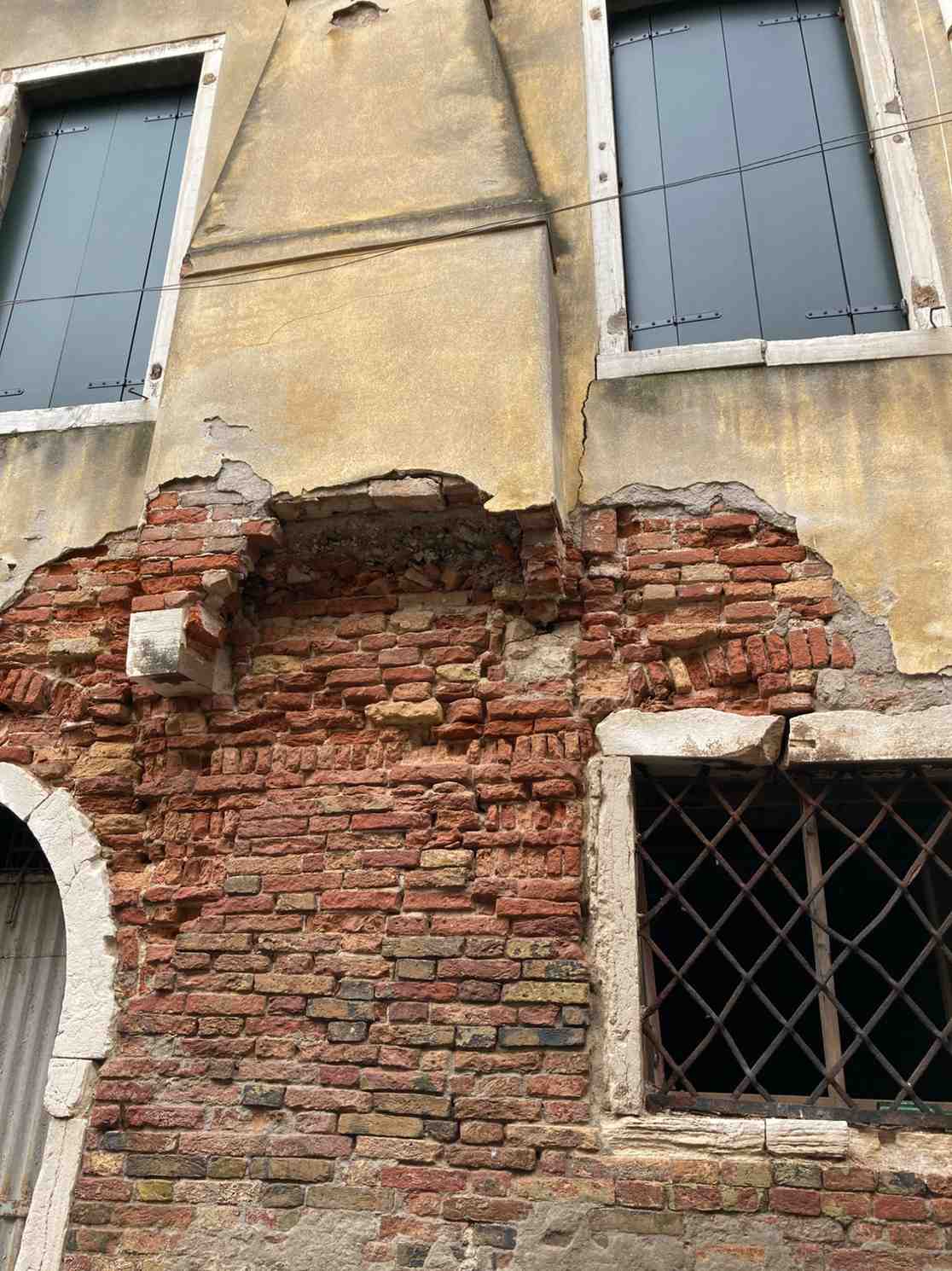 Degrado intonaco facciata con fronte su rio a Venezia 