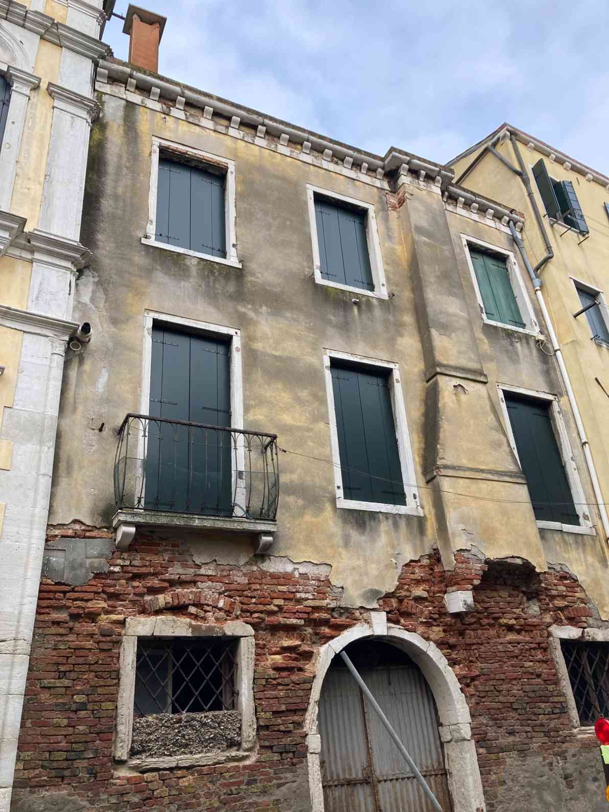 Degrado intonaco facciata con fronte su rio a Venezia 