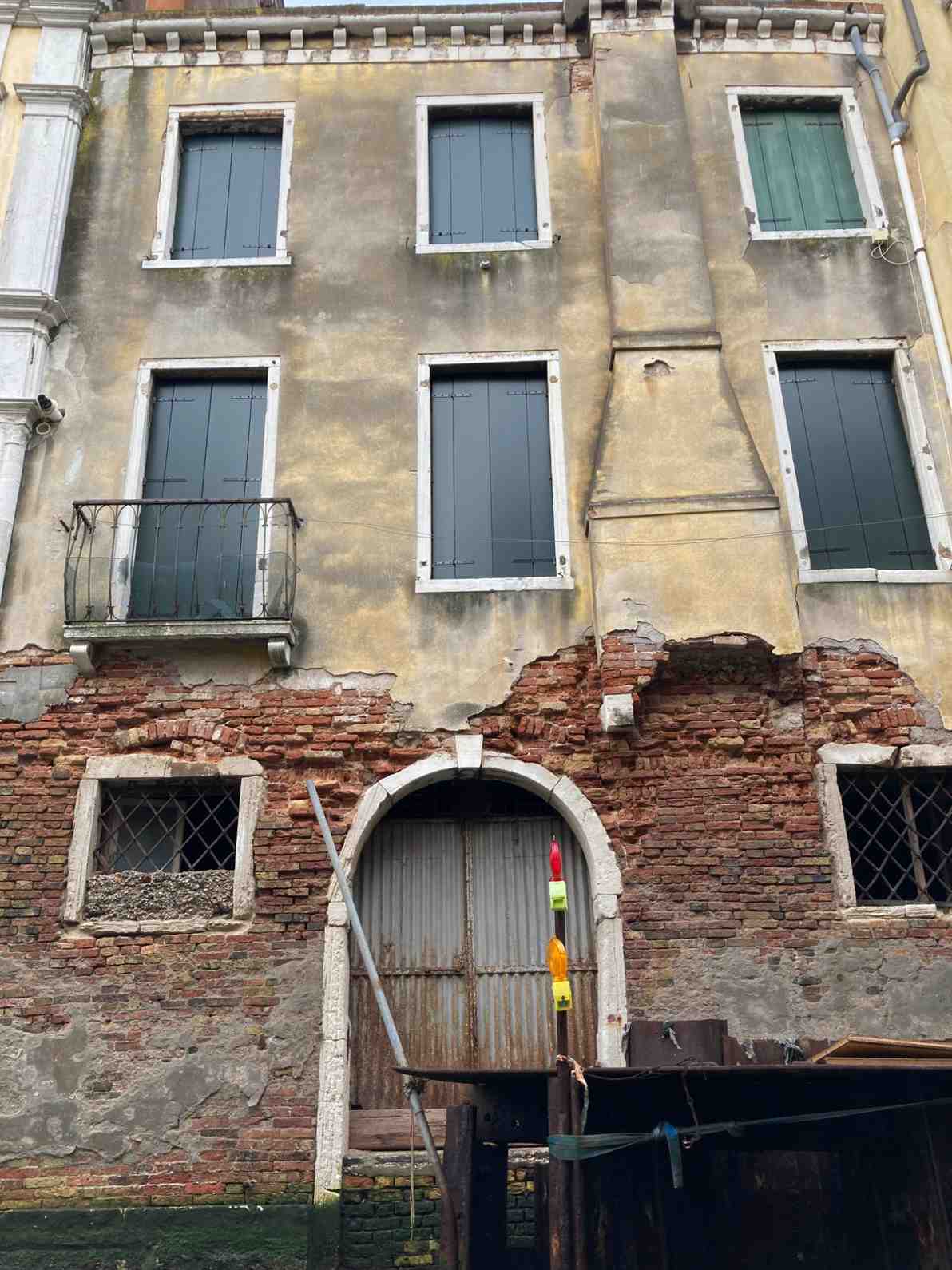 Degrado intonaco facciata con fronte su rio a Venezia 