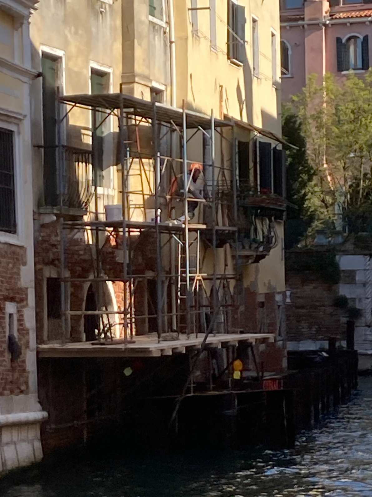 Installazione ponteggi su rio per rispristino intonaci facciata a Venezia