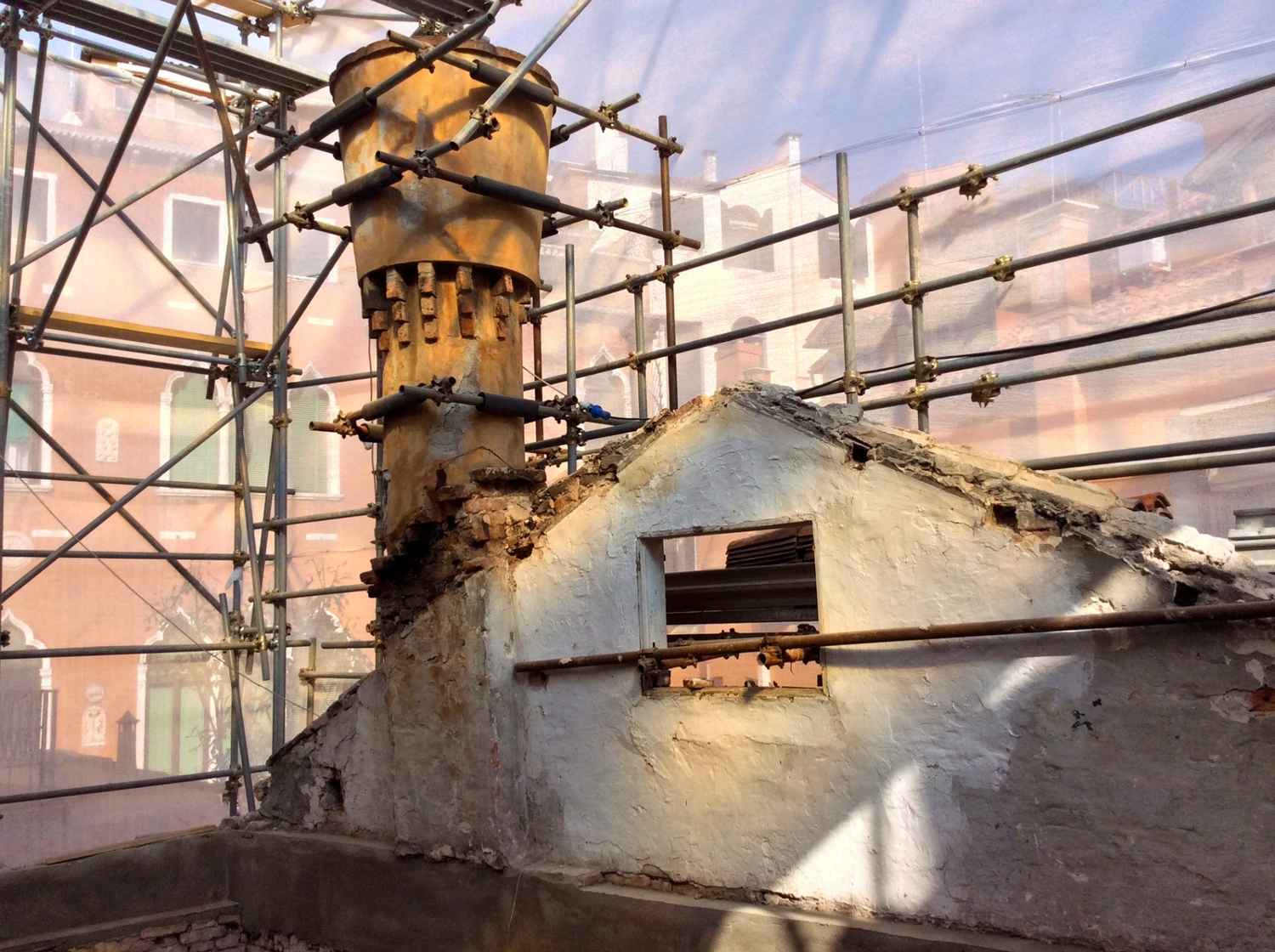 Demolizione manto di copertura ligneo a Venezia