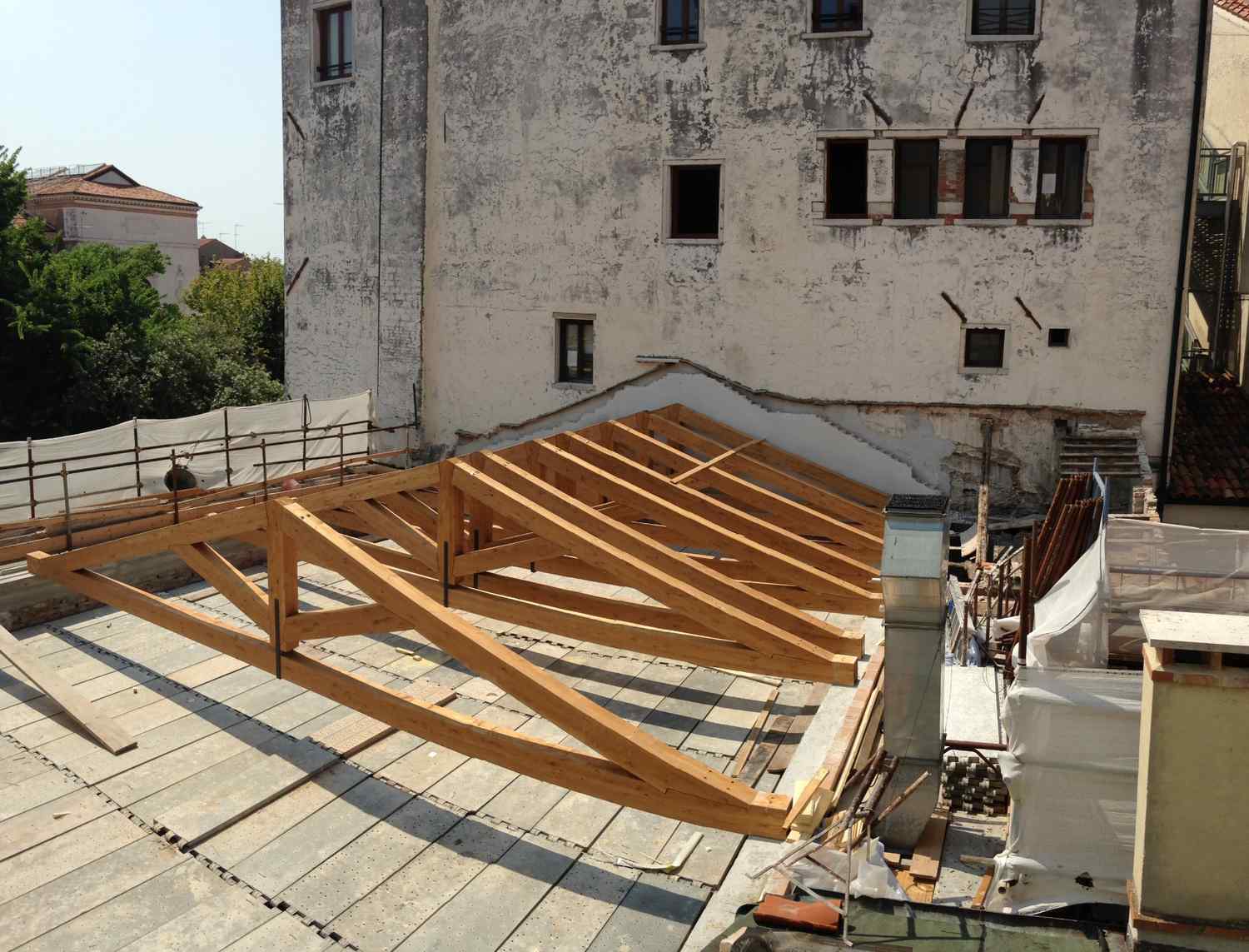 Rifacimento capriate lignee a Venezia