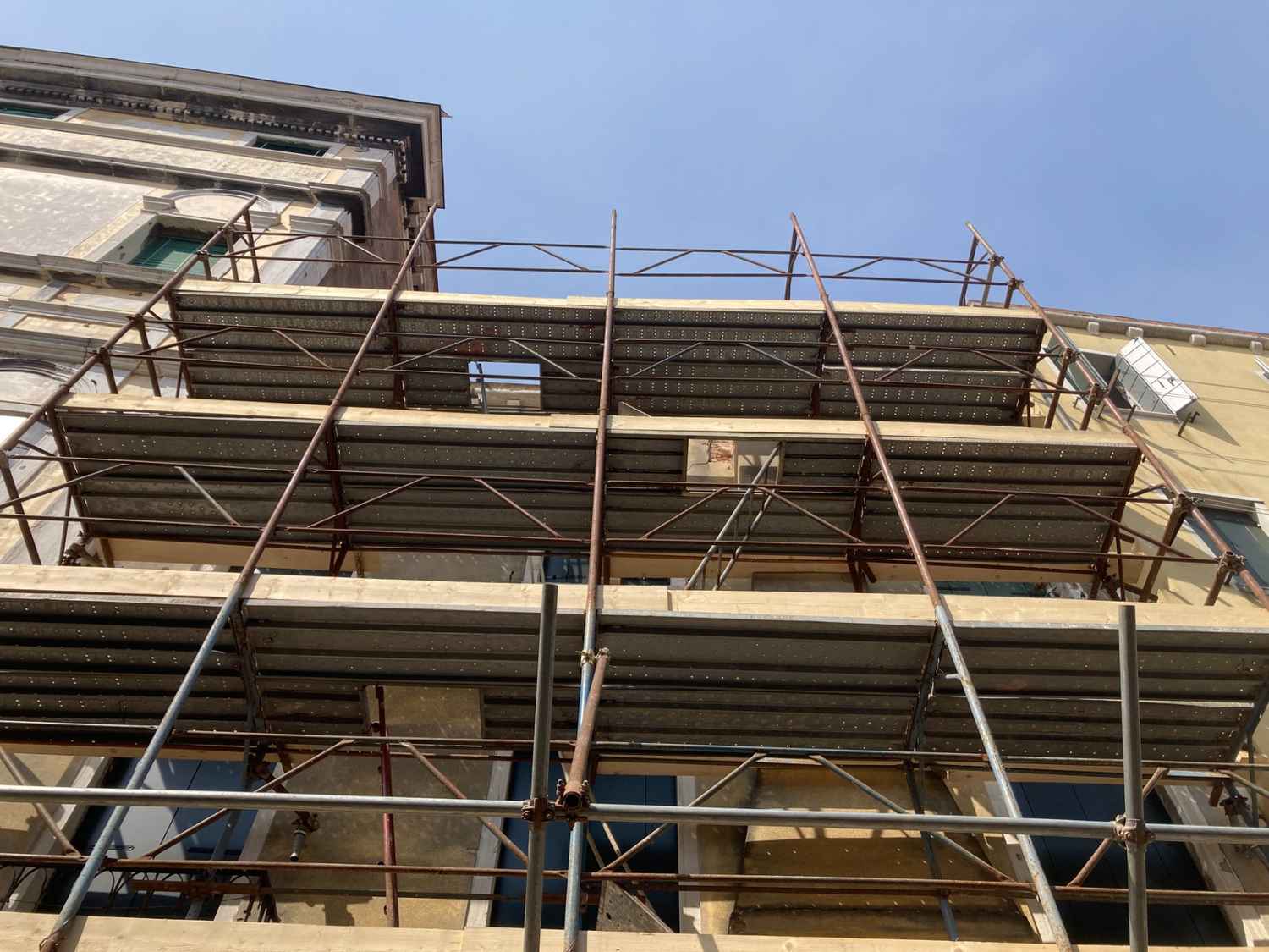 Installazione ponteggi su rio per rispristino intonaci facciata a Venezia