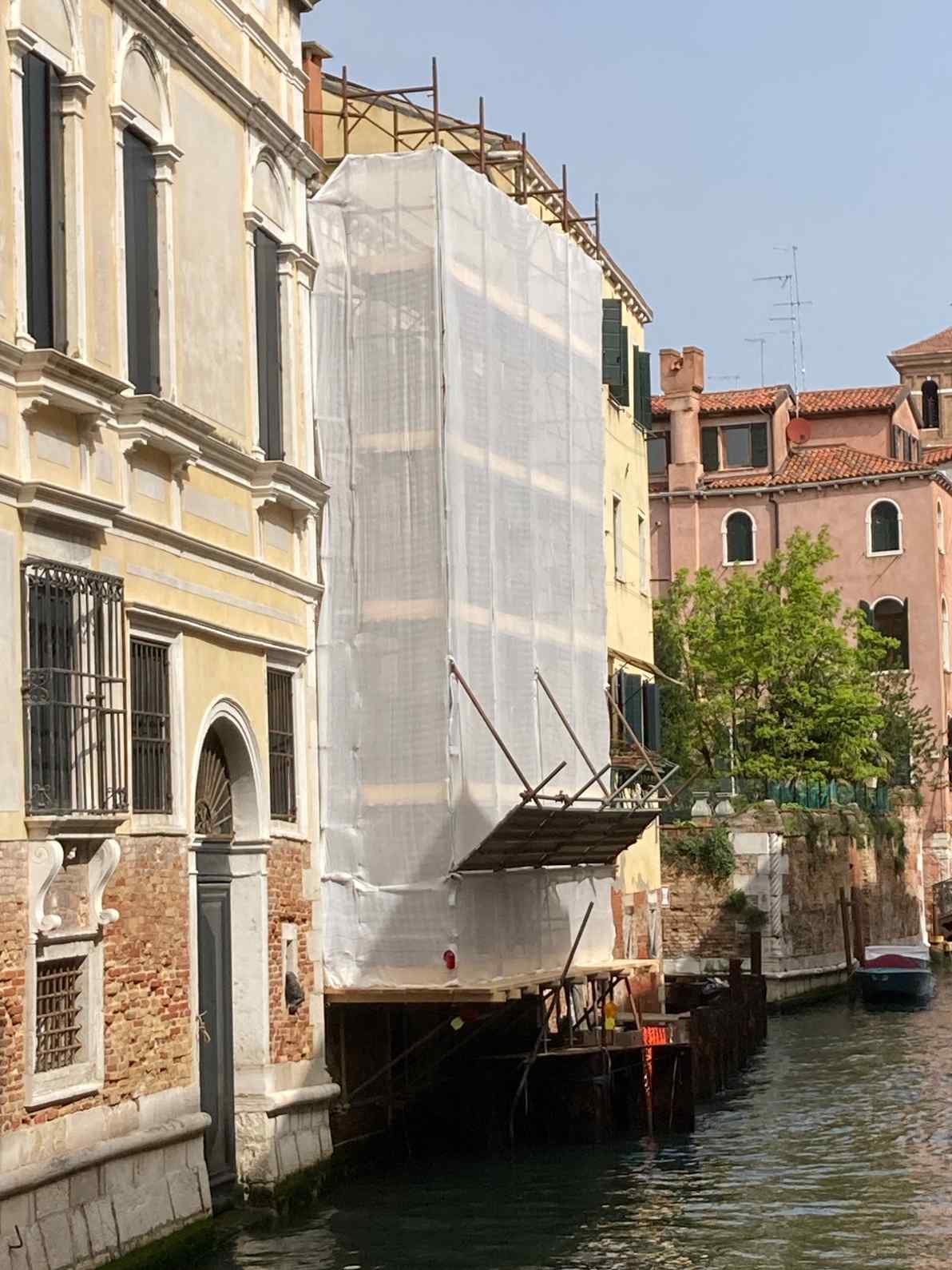 Installazione ponteggi su rio per rispristino intonaci facciata a Venezia