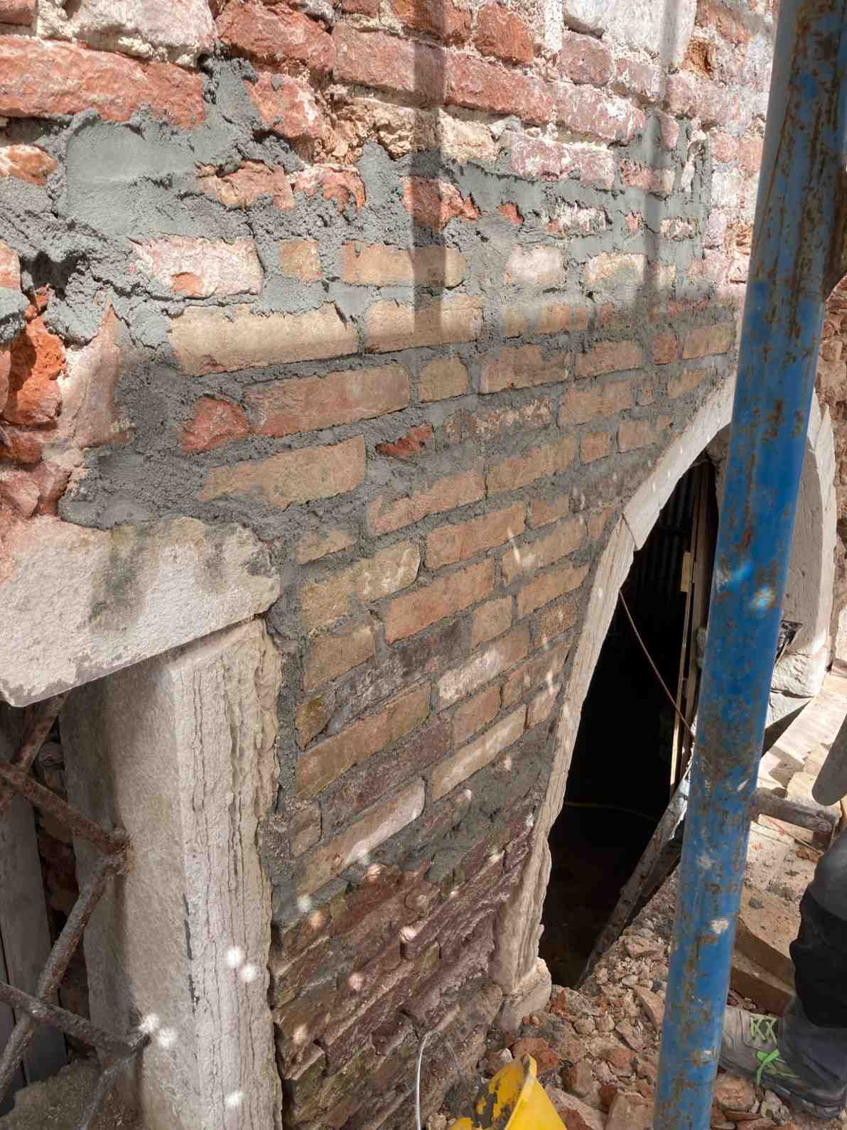 Scuci-cuci su paramento ammalorato a Venezia 