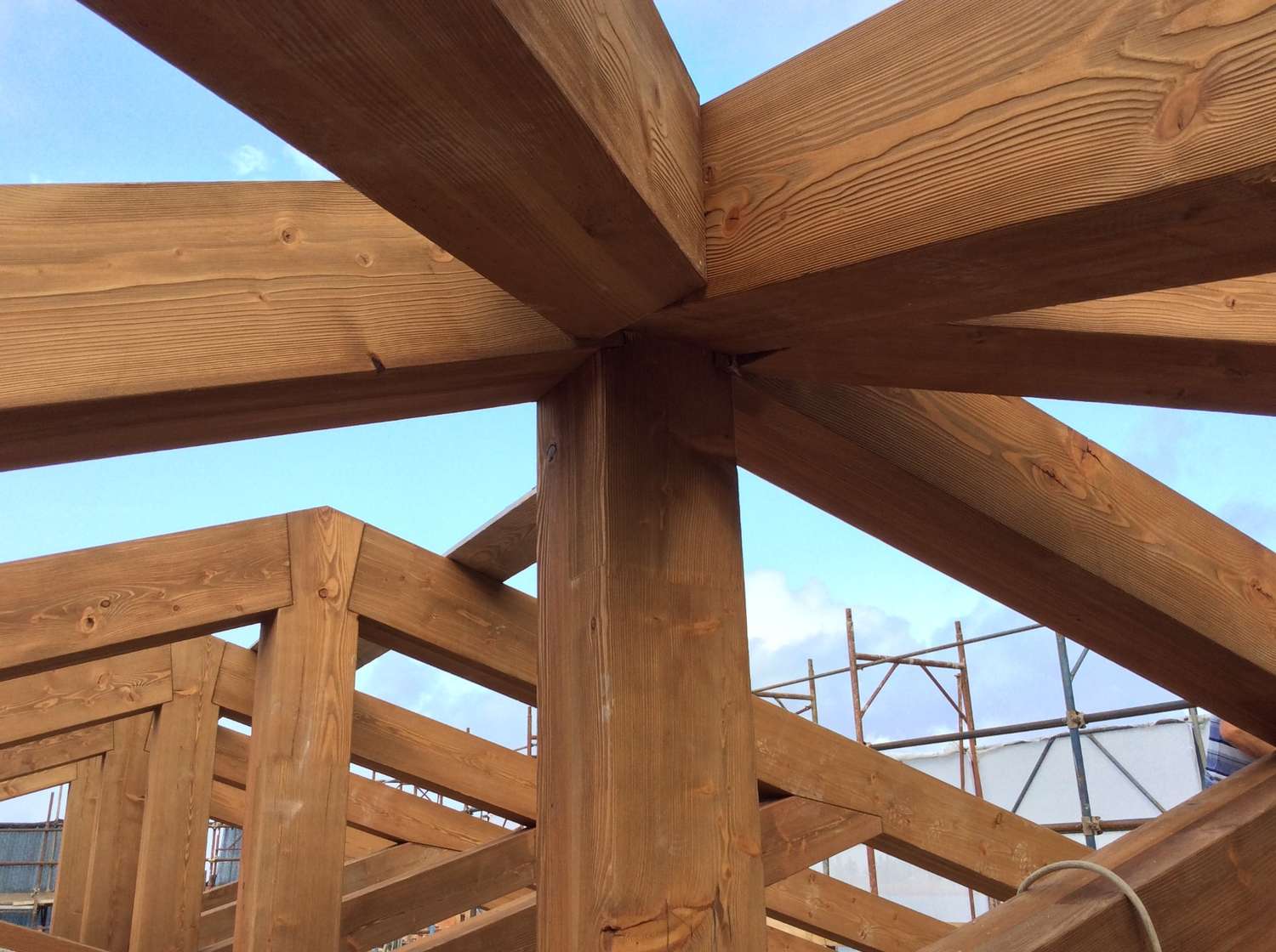 Tetto in legno di pino con orditura secondaria e tavolato a Venezia 