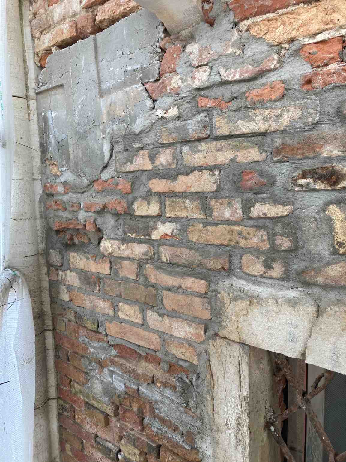 Scuci-cuci su paramento ammalorato a Venezia 