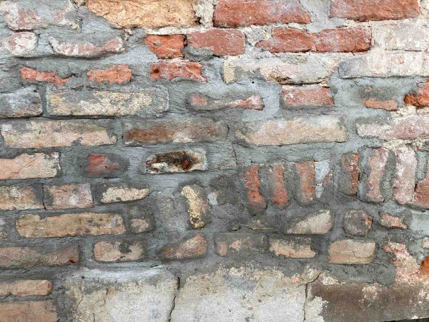 Scuci-cuci su paramento ammalorato a Venezia 