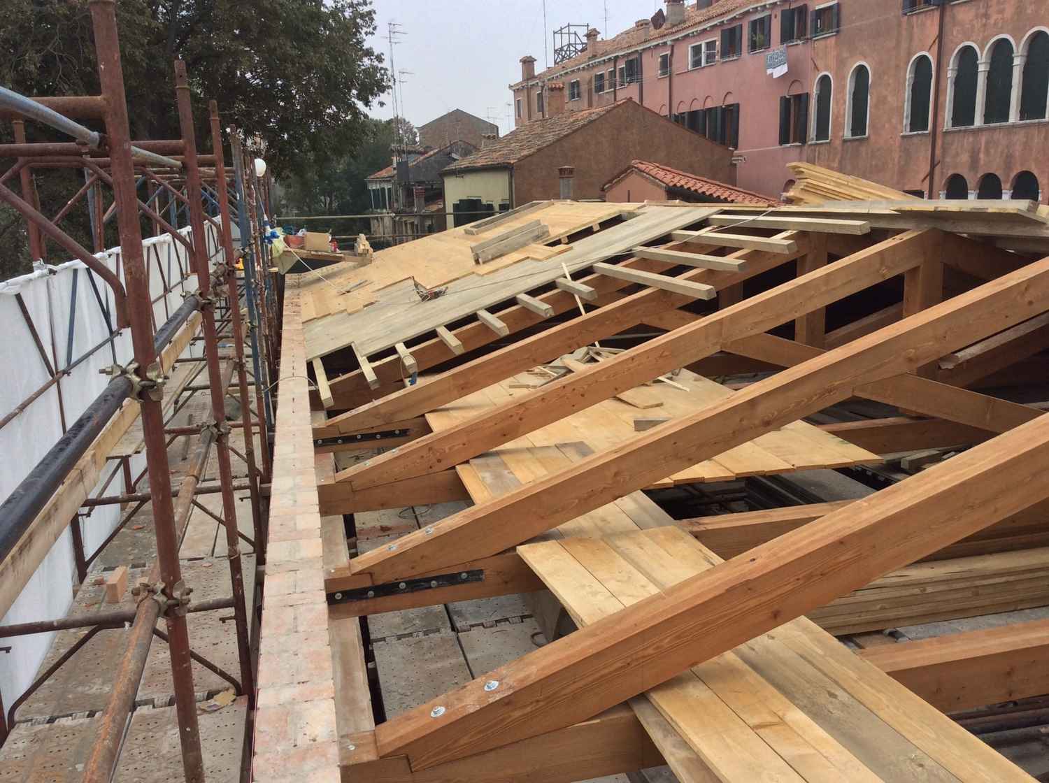 Tetto in legno di pino con orditura secondaria e tavolato a Venezia 