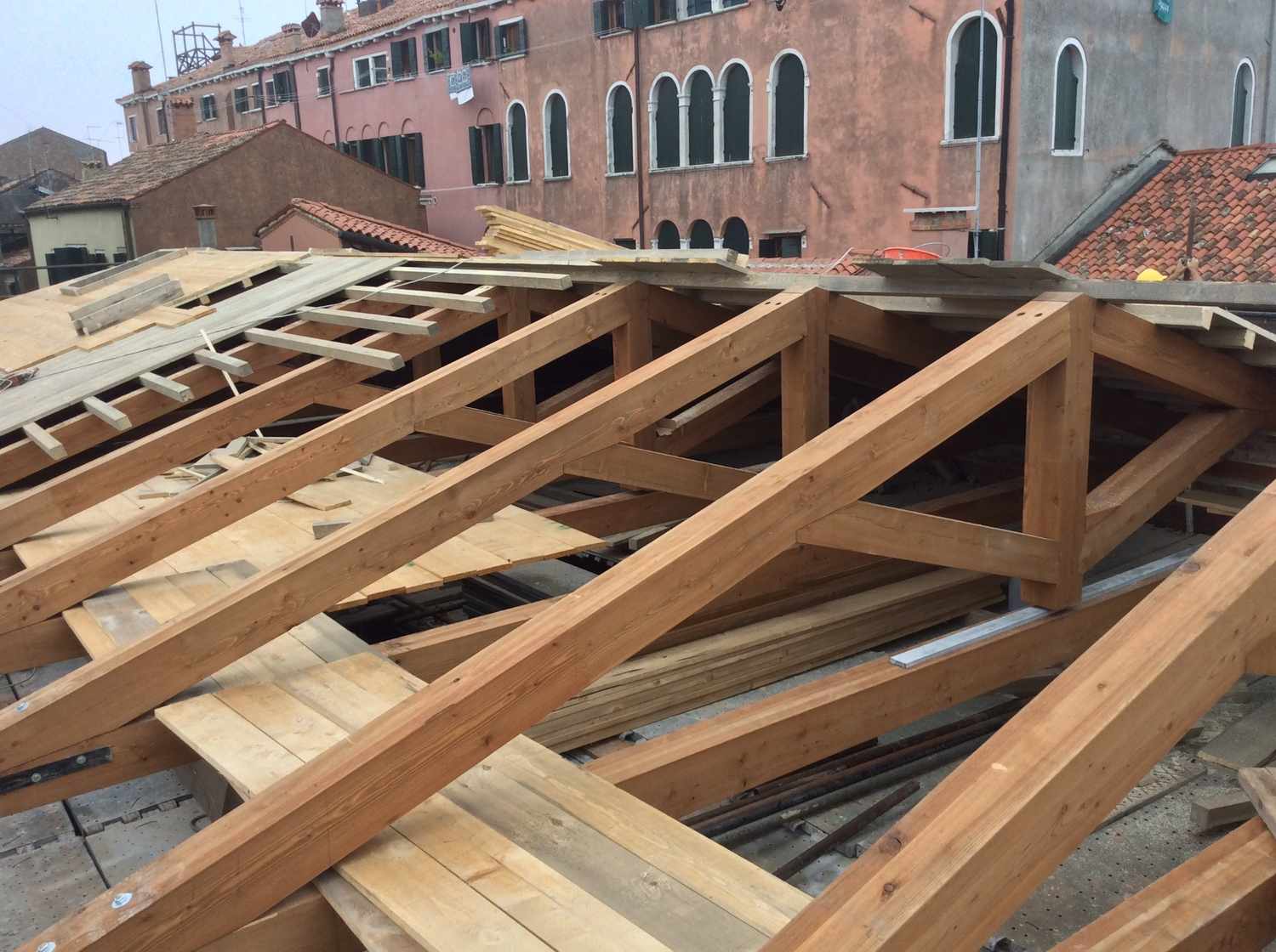 Raccordo tra capriate poste a diverse angolazioni a Venezia
