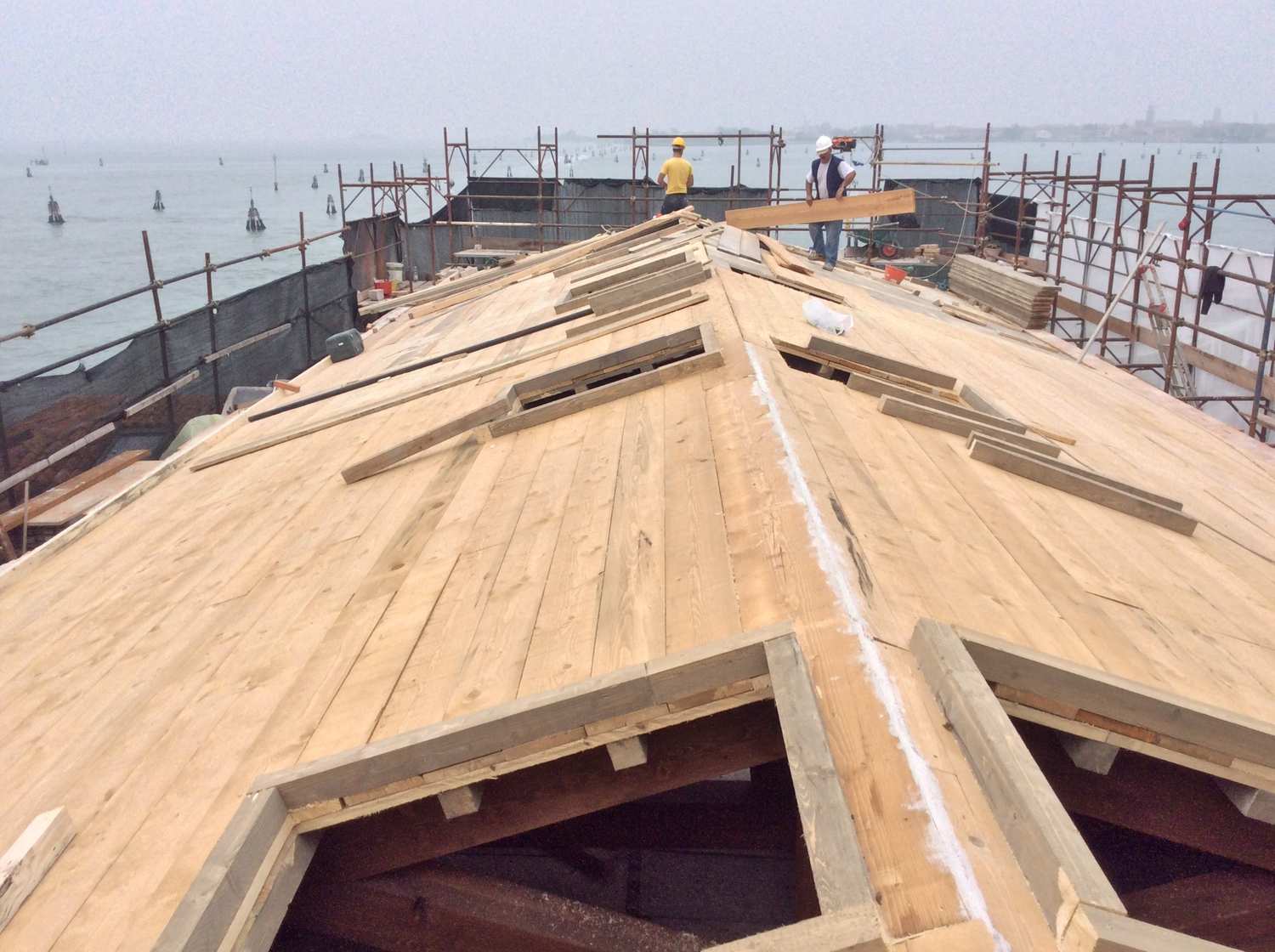Apertura fori lucernari su tetto in legno a Venezia