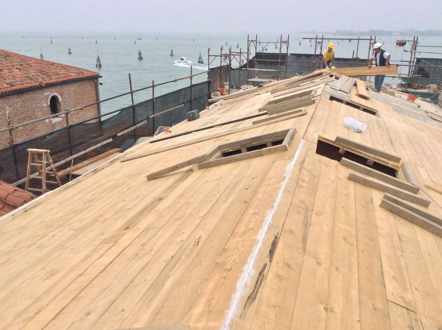 Apertura fori lucernari su tetto in legno a Venezia