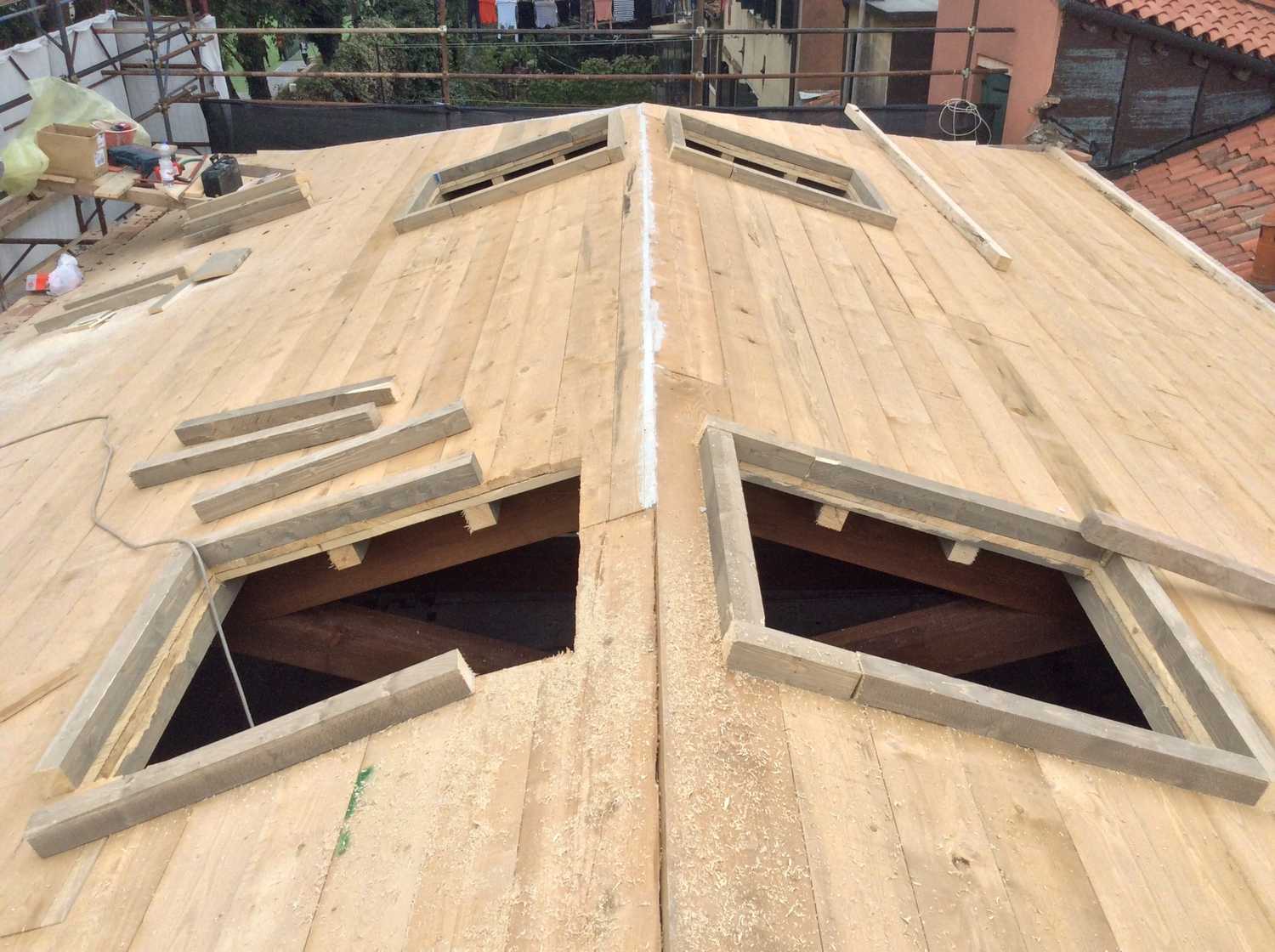 Apertura fori lucernari su tetto in legno a Venezia