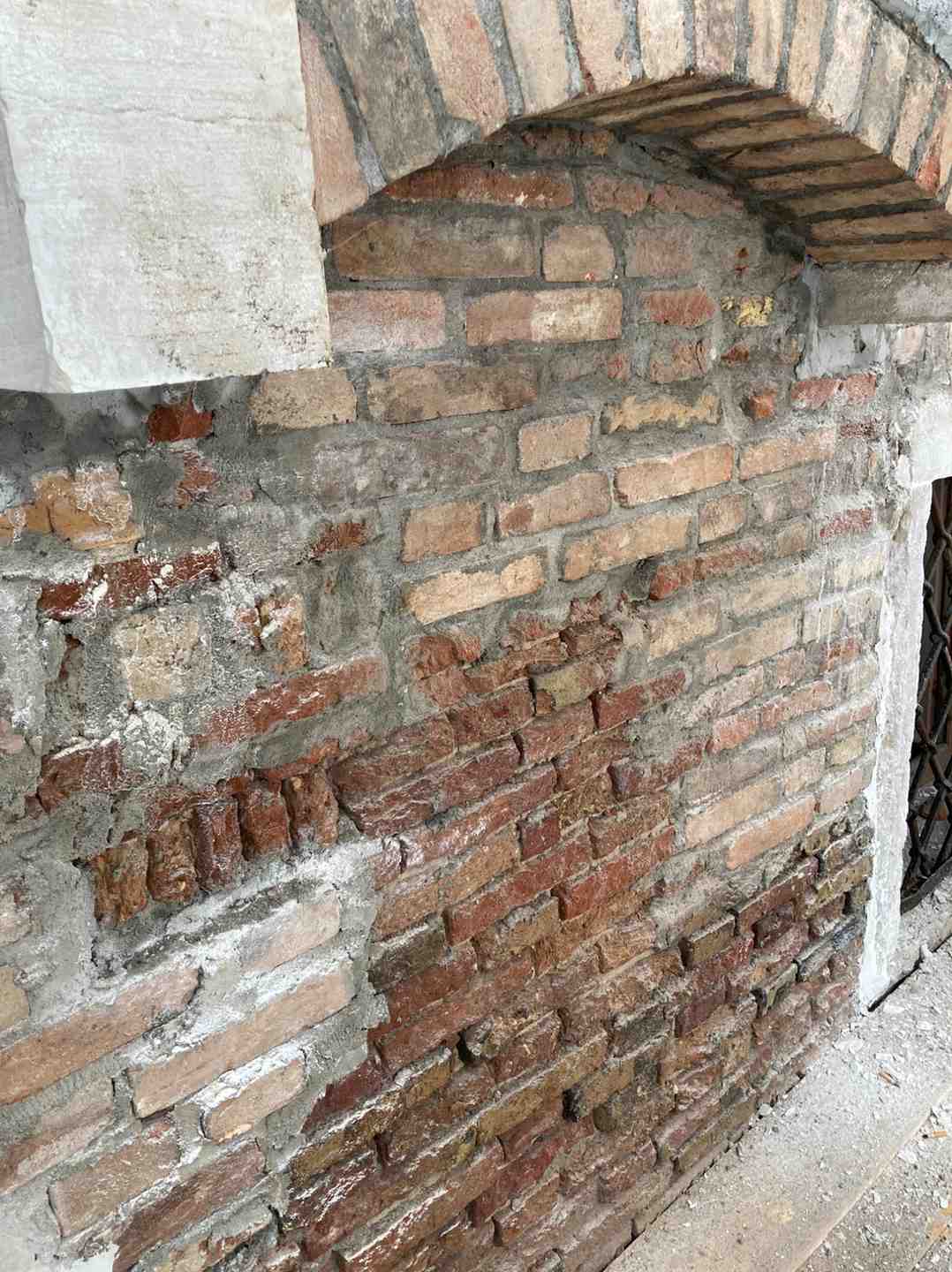 Scuci-cuci su paramento ammalorato a Venezia 
