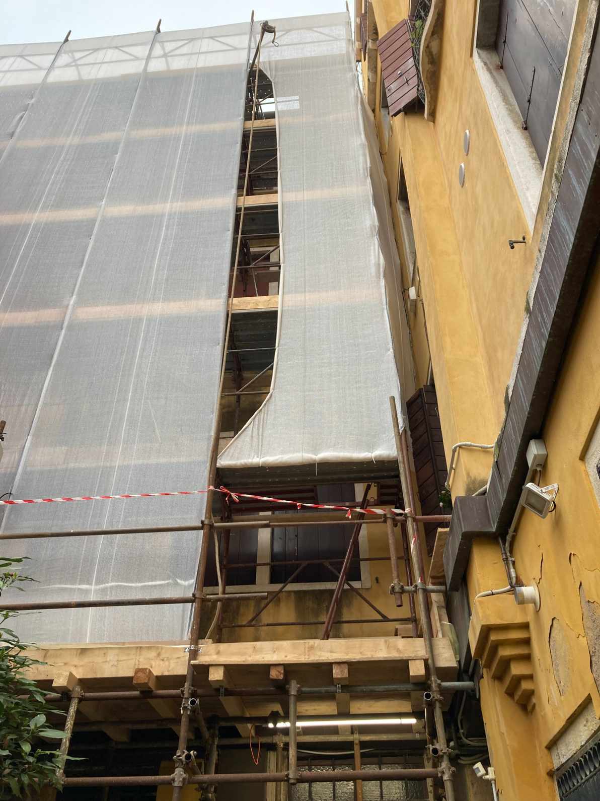 Ponteggi per rifacimento intonaco facciata palazzo a Venezia