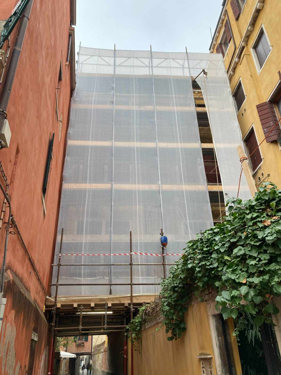 Ponteggi per rifacimento intonaco facciata condominio a Venezia