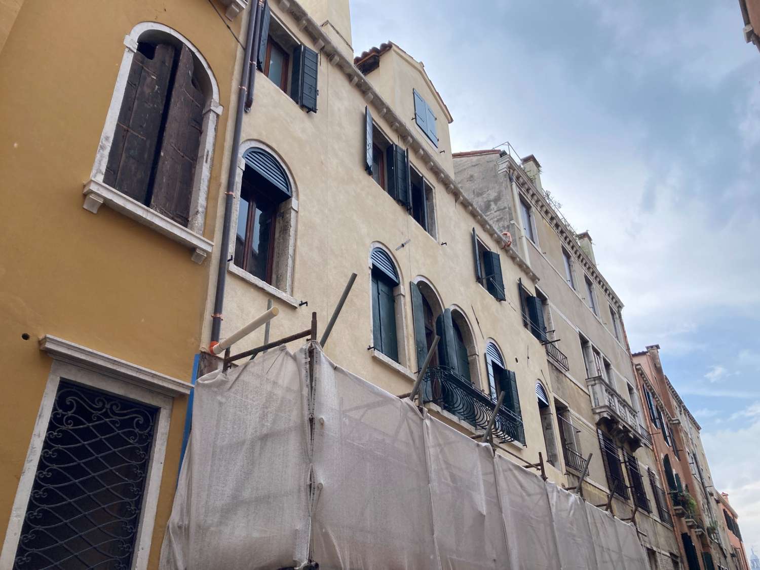 Ponteggi su rio per rispristino intonaci facciata a Venezia