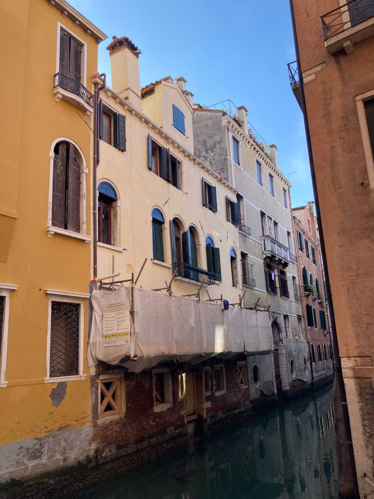 Ponteggi su rio per rispristino intonaci facciata a Venezia