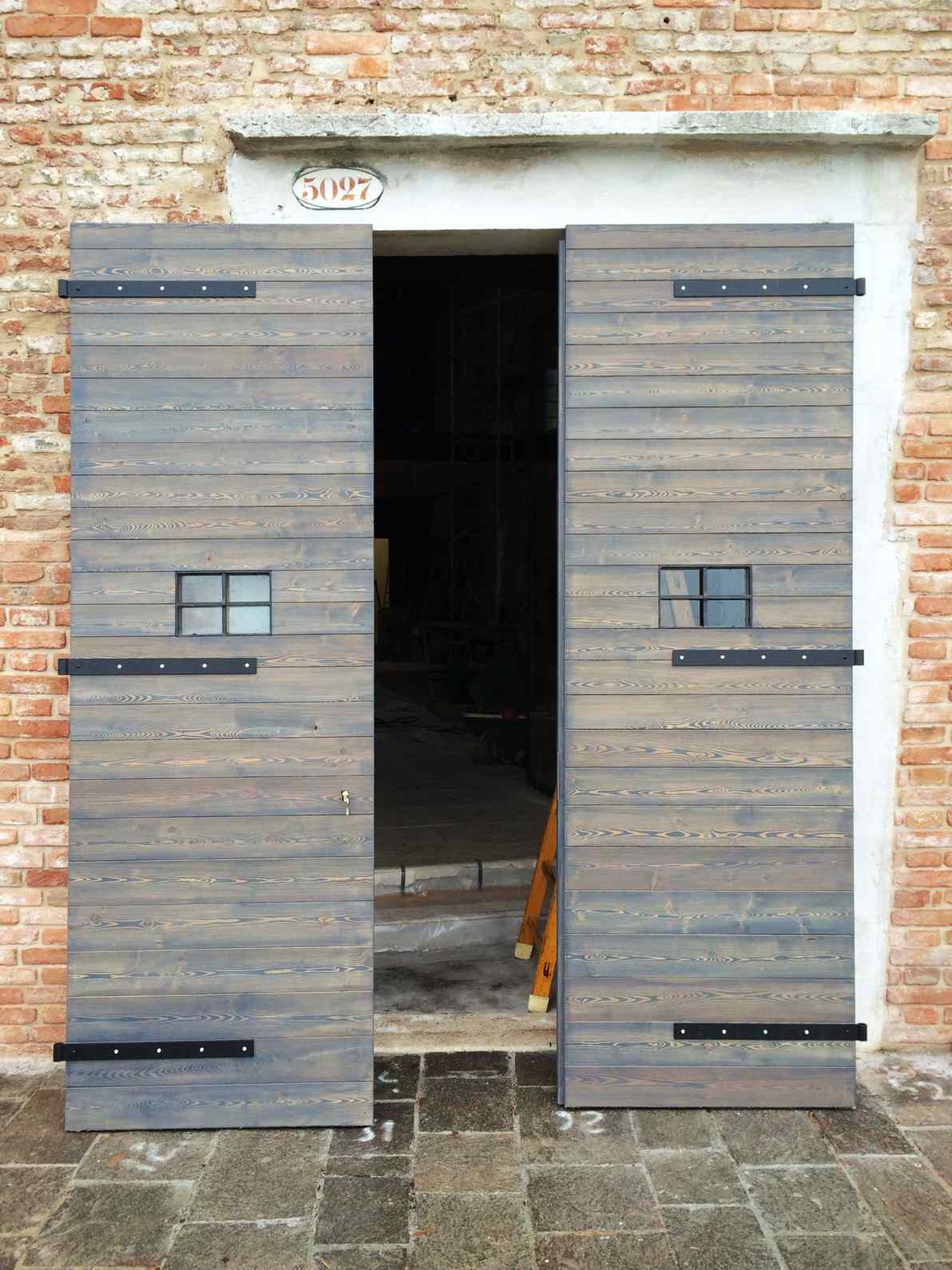 Porta ingresso spazio espositivo in legno a Venezia 