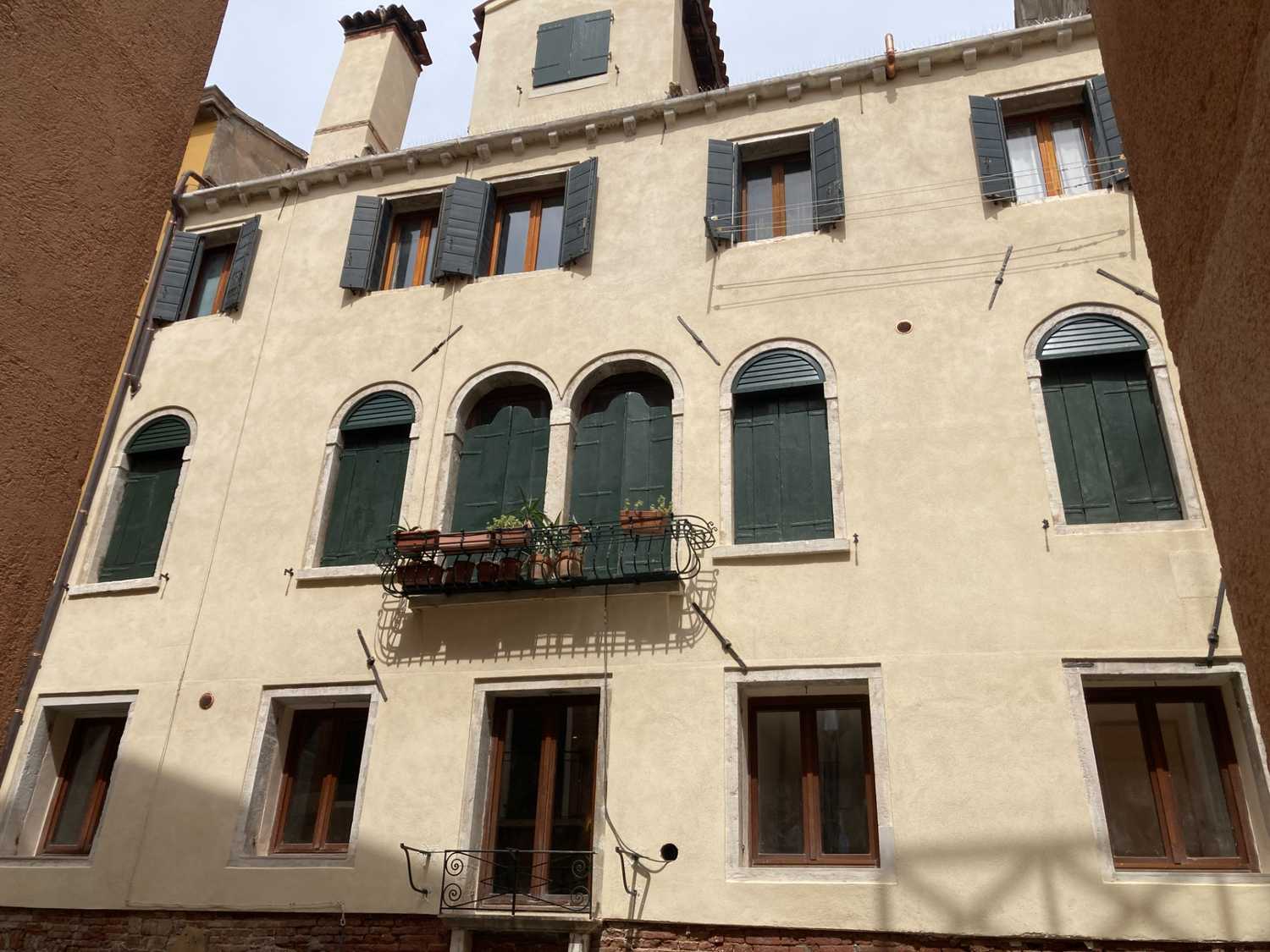 Ripristino intonaco facciata con fronte su rio a Venezia