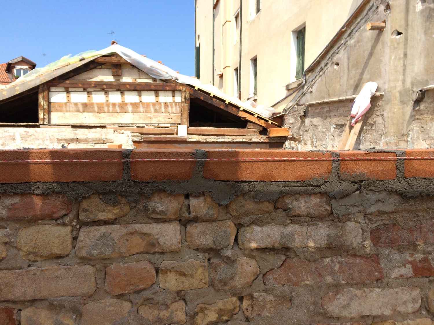 Inserimento di nuove porzioni murarie a Venezia