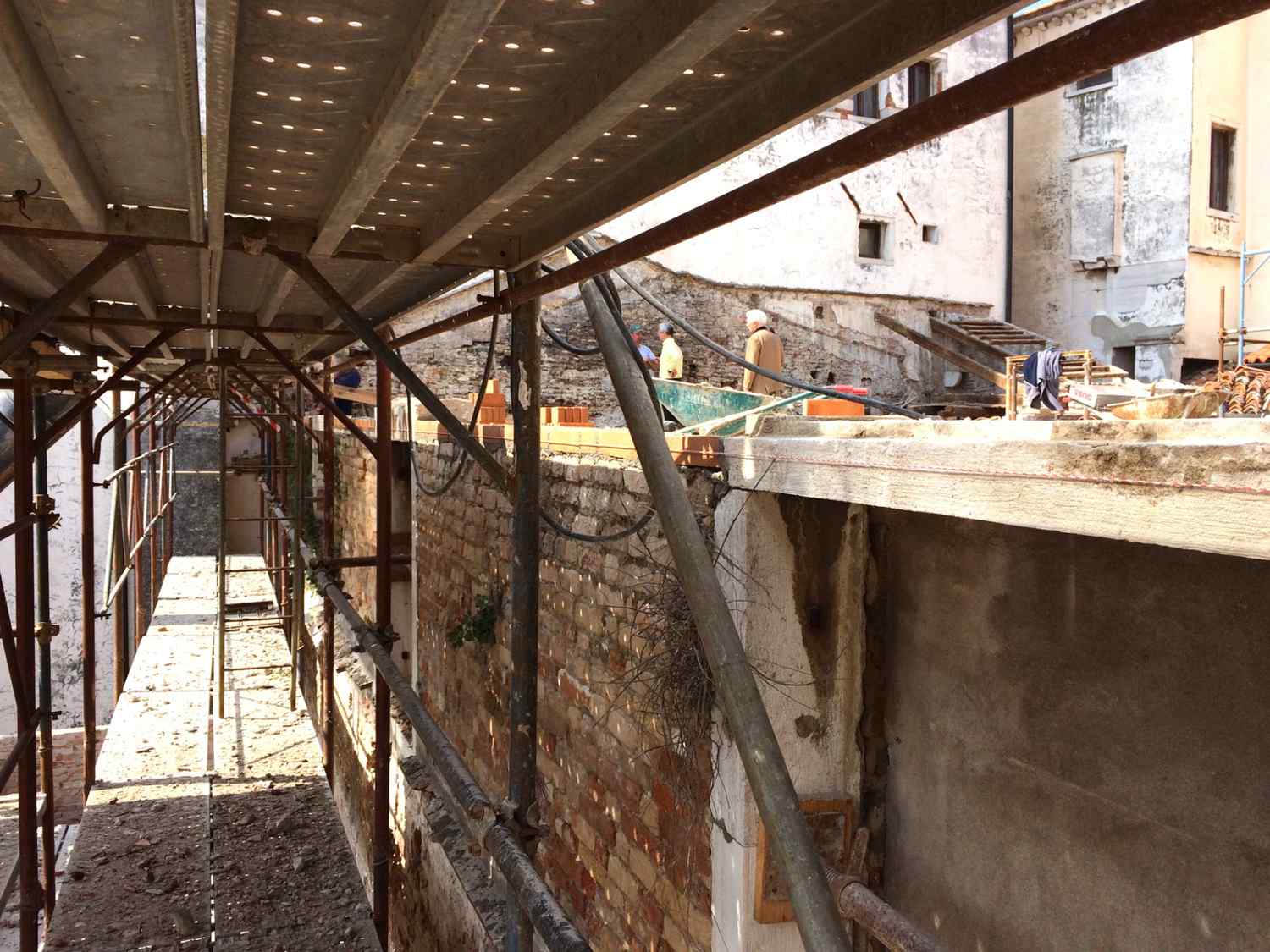 Inserimento di nuove porzioni murarie a Venezia