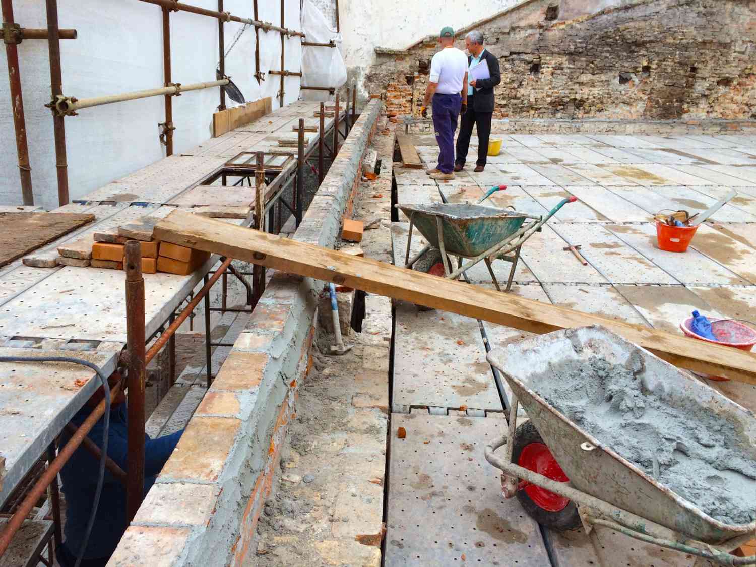 Inserimento di nuove porzioni murarie a Venezia